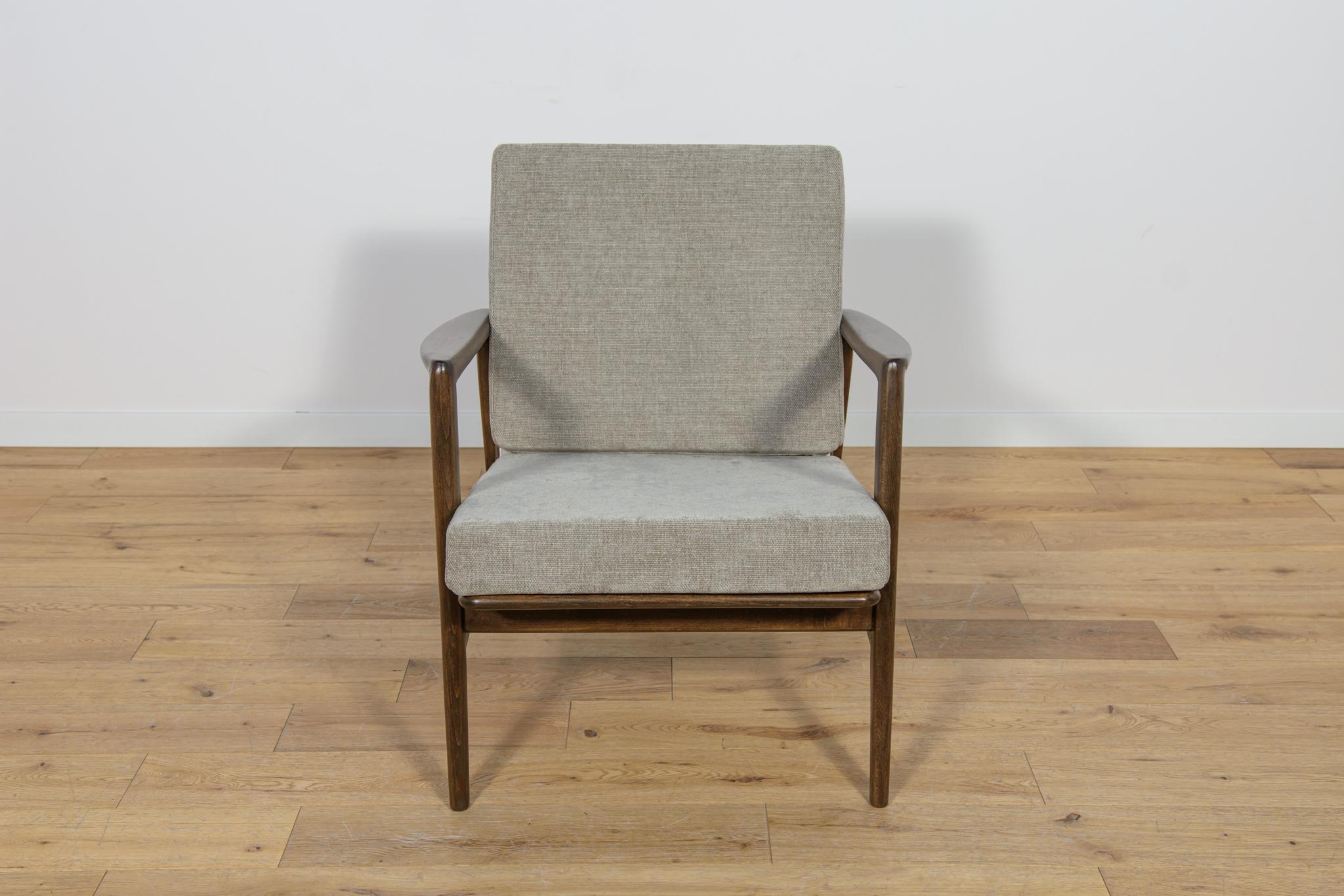 El sillón fue fabricado por la empresa polaca Swarzędzka Furniture Factory en los años 60. El sillón tiene cojines nuevos, retapizados en una tela gris oscura de calidad. El marco de haya se ha limpiado de la superficie vieja, se ha pintado con un