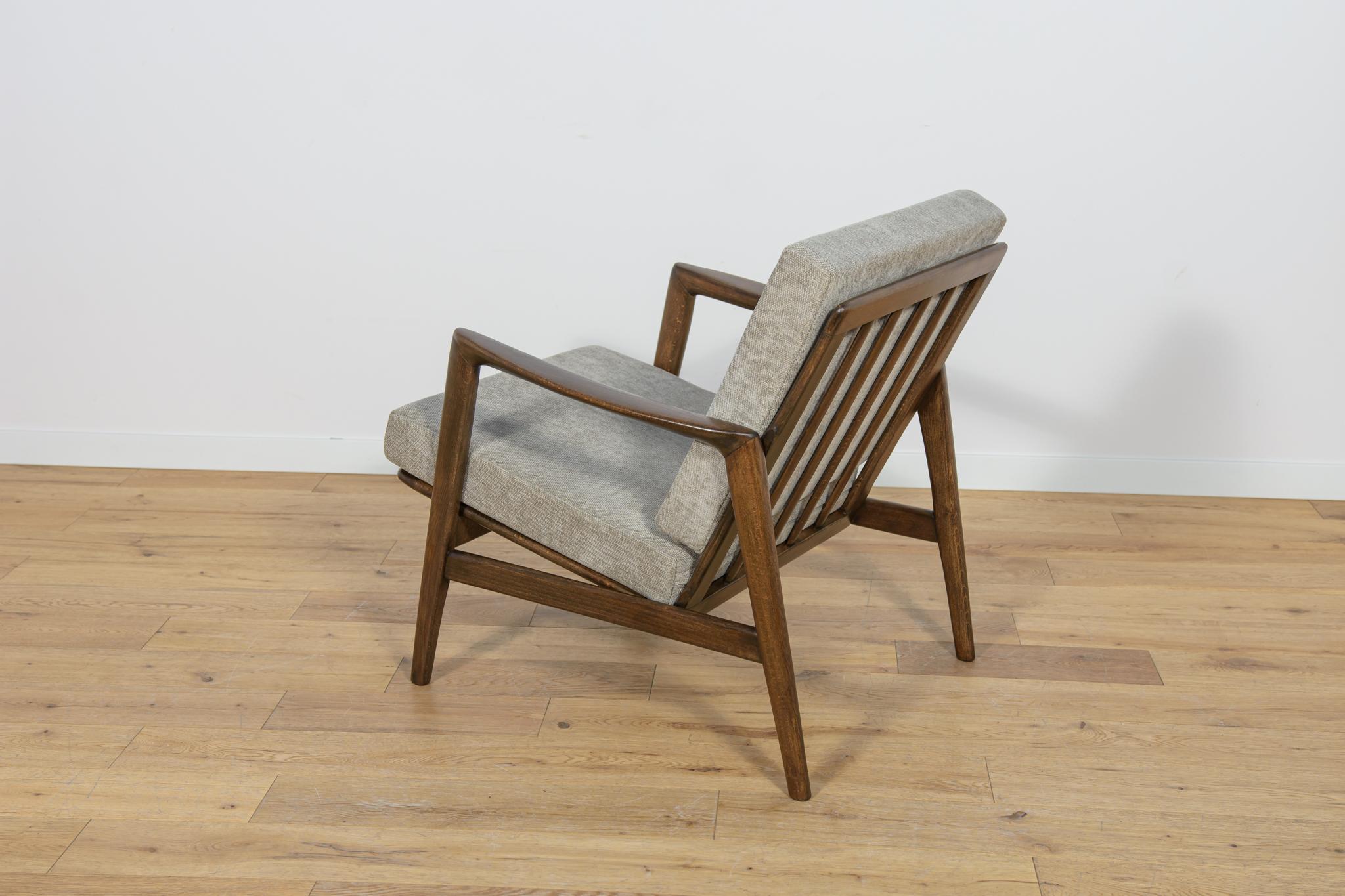 Sillón Modelo 300-139 de la Fábrica Swarzędz, Polonia, años 60 Carpintería en venta