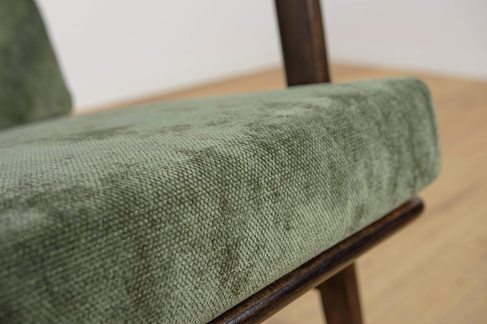 Sillón Modelo 300-139 de la Fábrica de Muebles Swarzędz, años 60 Haya en venta