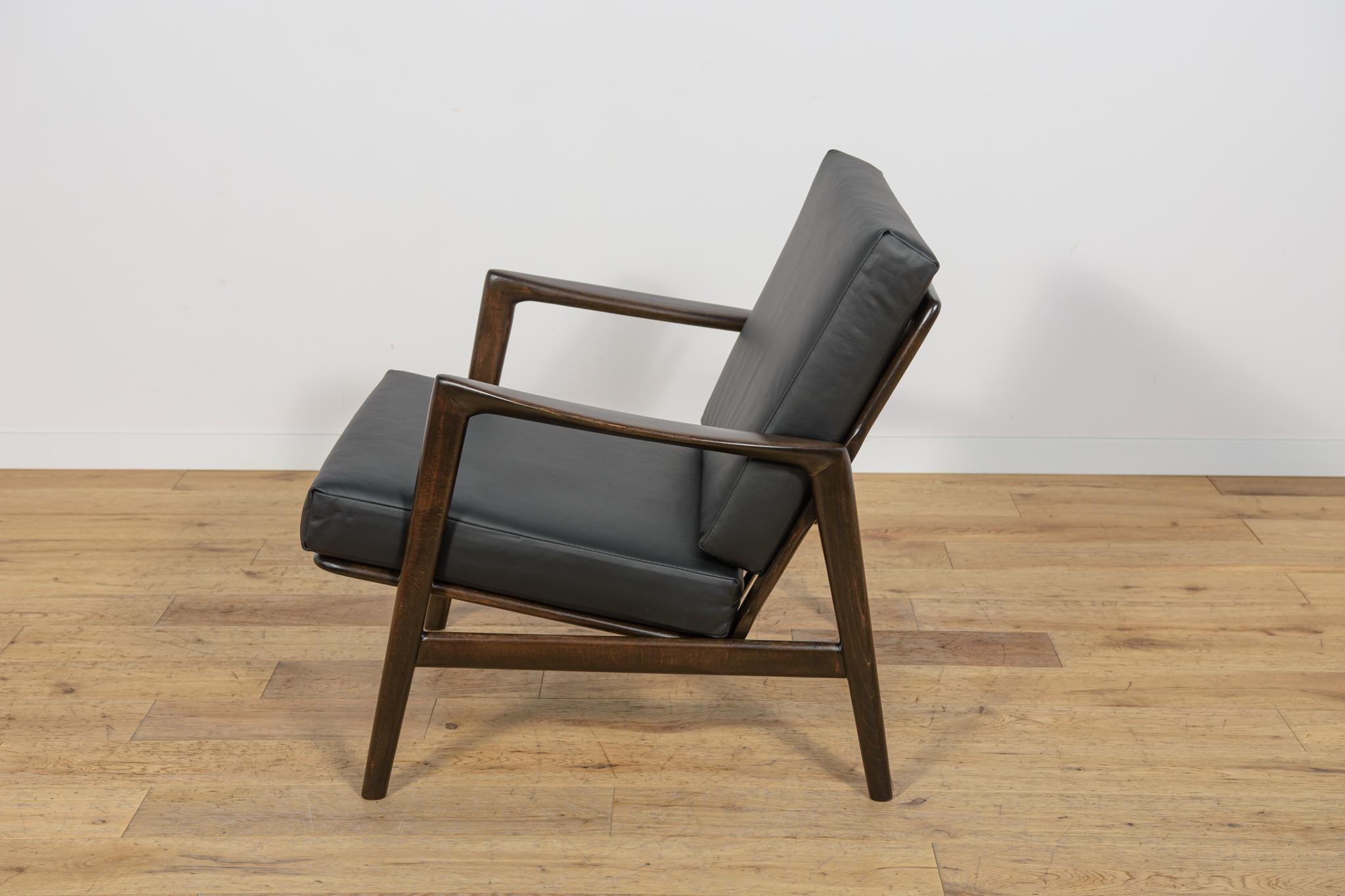 Sillón Modelo 300-139 de la Fábrica de Muebles Swarzędz, Polonia, años 60 Carpintería en venta