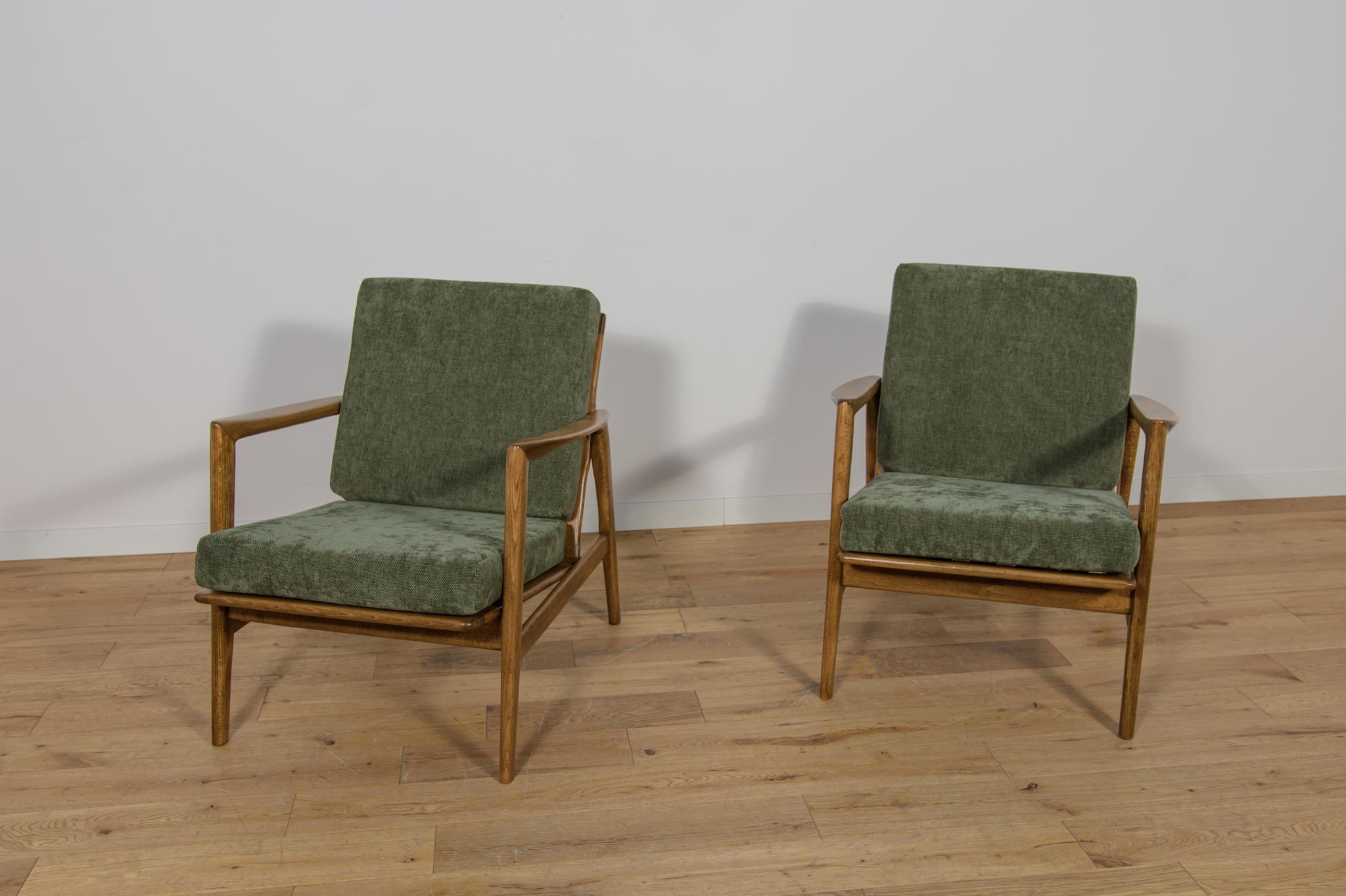 Travail du bois Fauteuils modèle 300-139 de l'usine Swarzędz, années 1960, ensemble de 2 en vente