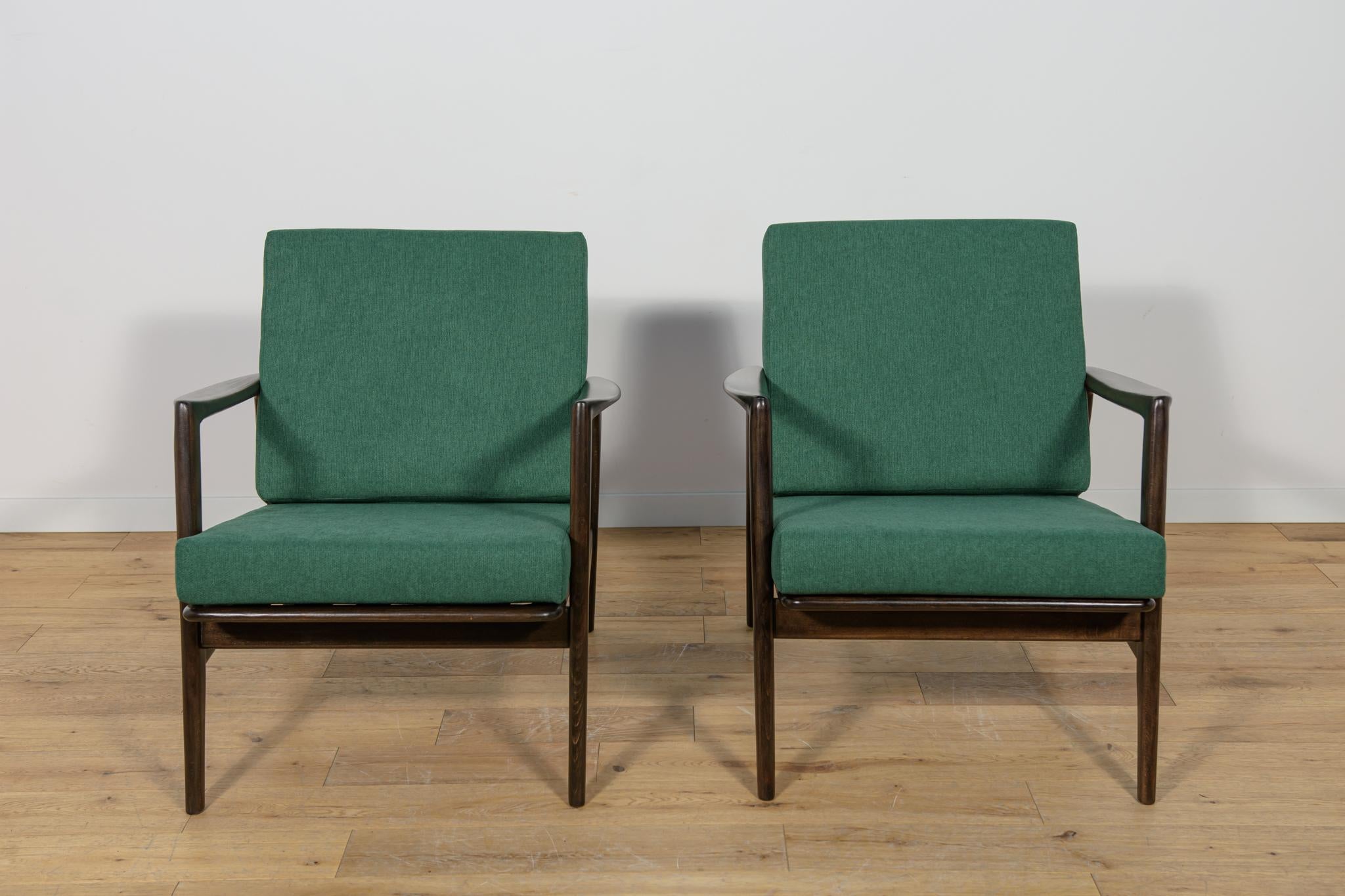 Esta pareja de sillones fue fabricada por la empresa polaca Swarzędzka Furniture Factory en los años 60. Los sillones tienen cojines nuevos, retapizados en una tela verde de calidad. El marco de haya se ha limpiado de la superficie vieja, se ha