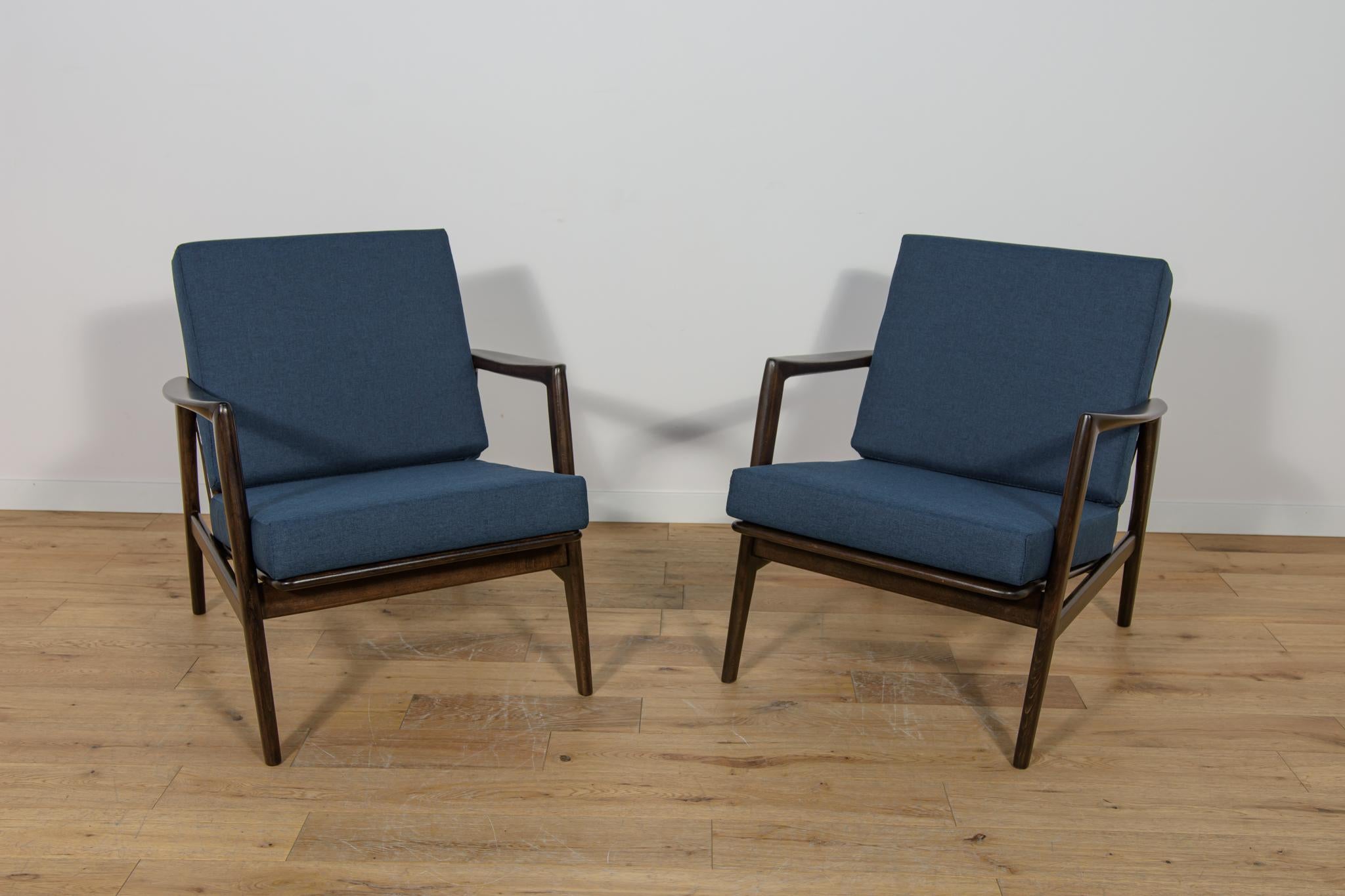 Falegnameria Poltrone Model 300-139 di Swarzędz Furniture Factory, anni '60, Set di 2 in vendita