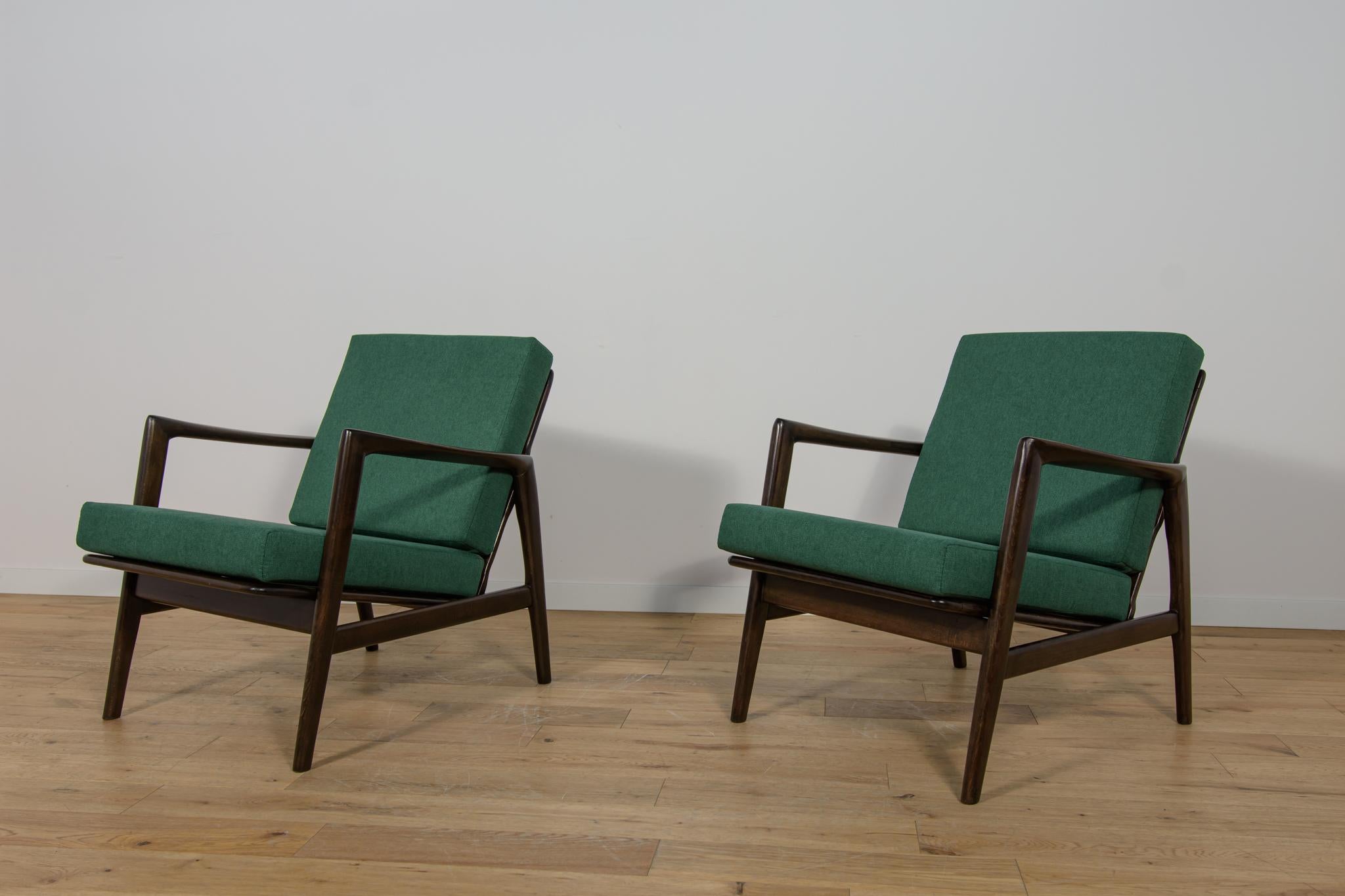 Sillones Modelo 300-139 de la Fábrica de Muebles Swarzędz, años 60, juego de 2 mediados del siglo XX en venta