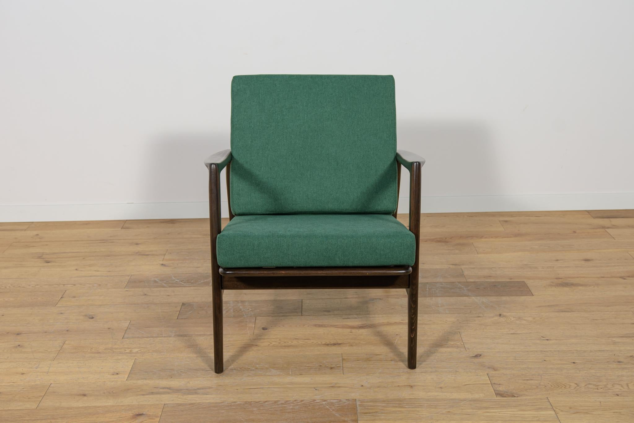 Sillones Modelo 300-139 de la Fábrica de Muebles Swarzędz, años 60, juego de 2 en venta 1