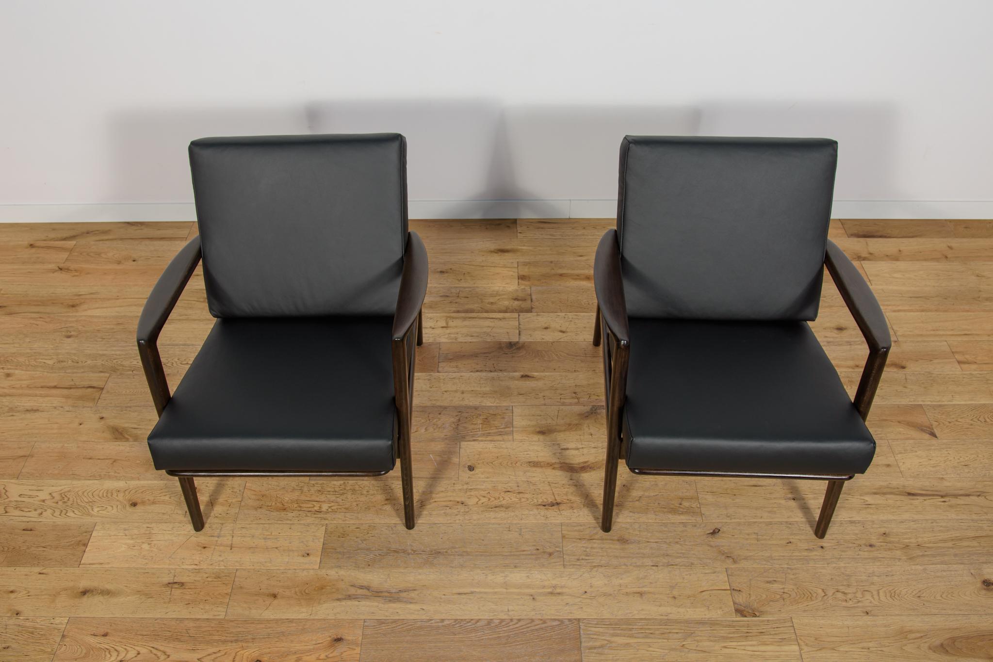 Mid-Century Modern Model 300-139 Armchairs from Swarzędz Furniture Factory, Poland, 1960s, Set of 2 For Sale