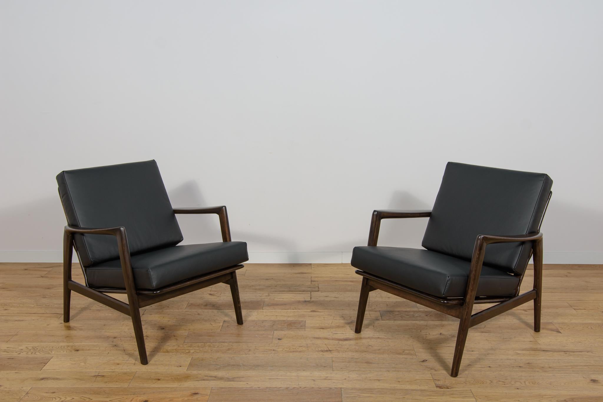 Polish Model 300-139 Armchairs from Swarzędz Furniture Factory, Poland, 1960s, Set of 2 For Sale