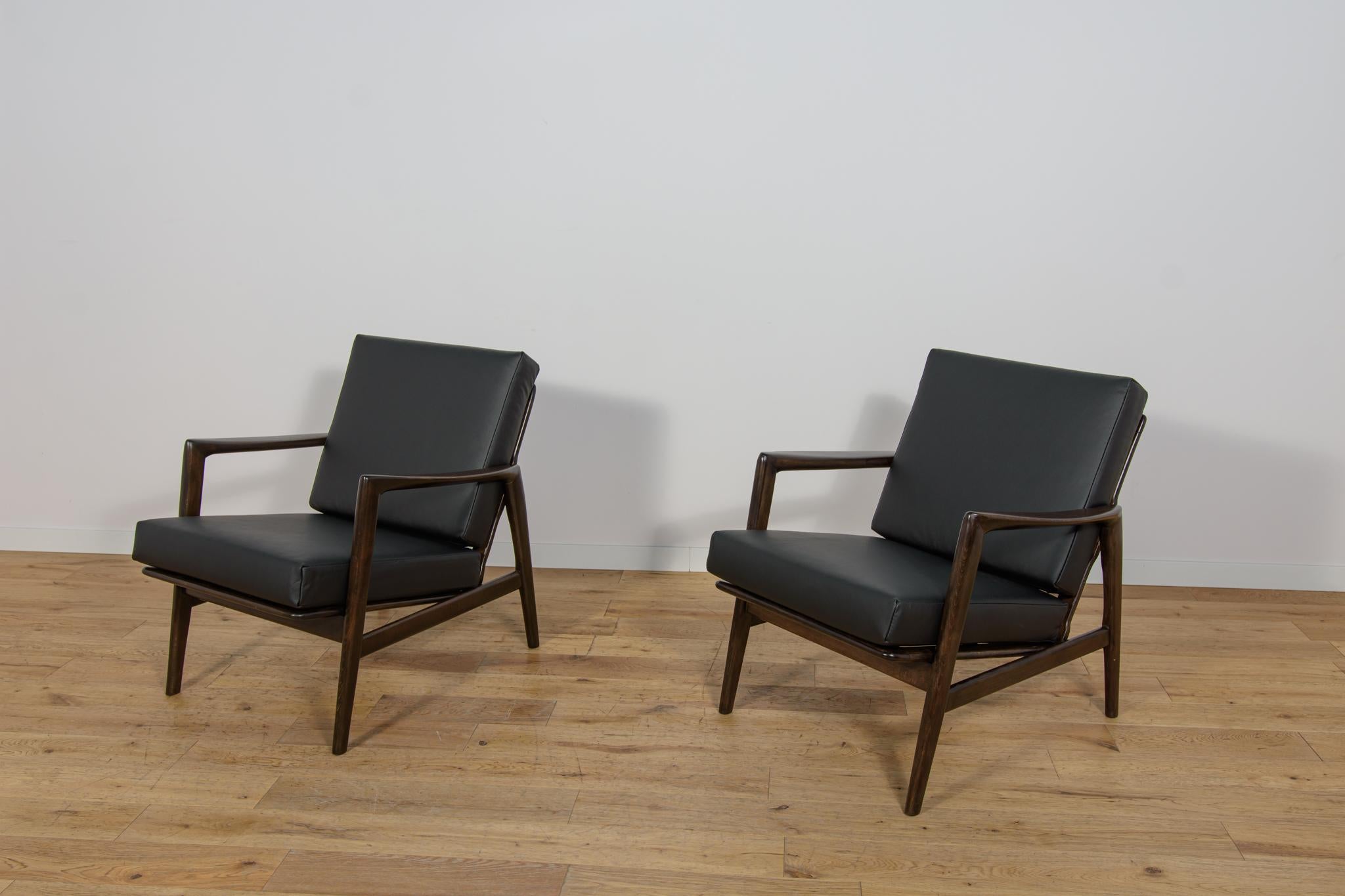 Mid-20th Century Model 300-139 Armchairs from Swarzędz Furniture Factory, Poland, 1960s, Set of 2 For Sale