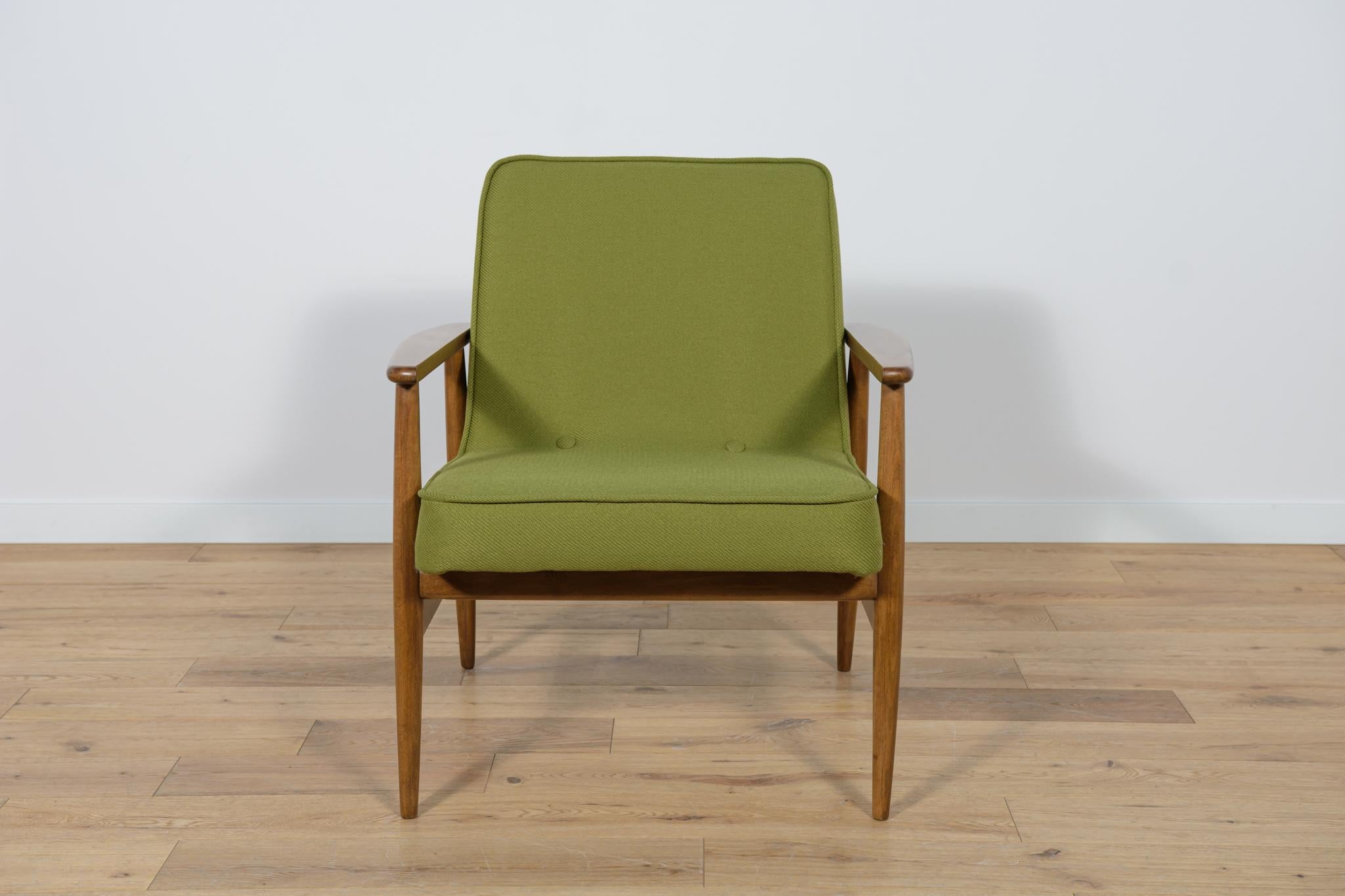 Sessel Typ 300-192  entworfen von Juliusz Kędziorek für Gościcińska Furniture Factory  in Polen in den frühen 1970er Jahren.
Der Sessel wurde professionell geschreinert und gepolstert. Das Buchenholz wurde von der alten Oberfläche gereinigt, mit