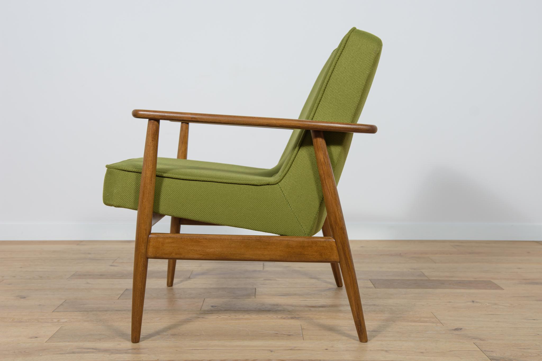  Sessel Modell 300-192 von Juliusz Kedziorek aus der Goscinska Furniture Factory. (Holzarbeit) im Angebot