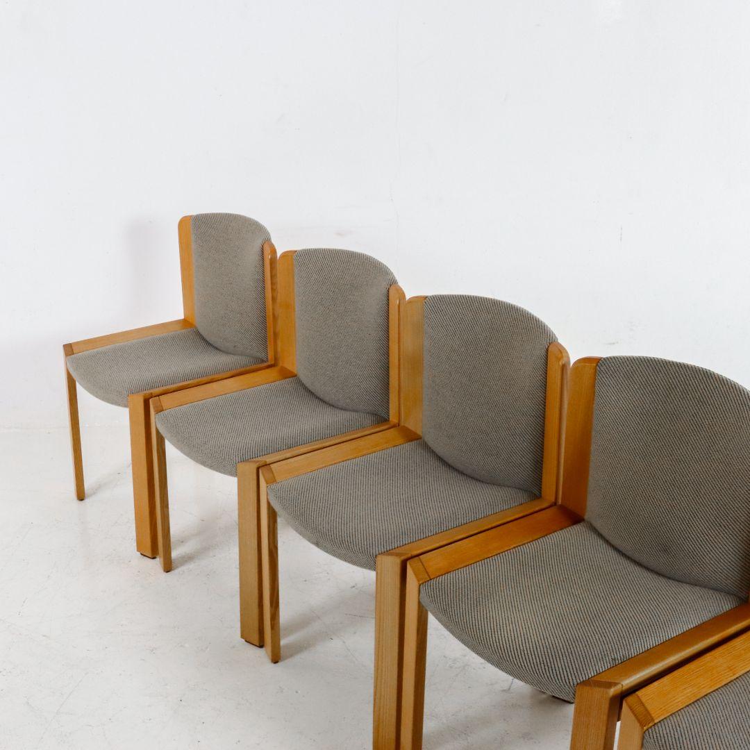 Der Stuhl Modell 300, den der innovative italienische Designer Joe Colombo 1966 für Pozzi Italien entwarf, spiegelt seine durchdachte Designvision wider. Der sorgfältig geschwungene, gepolsterte Sitz und die Rückenlehne sind in einen Rahmen aus