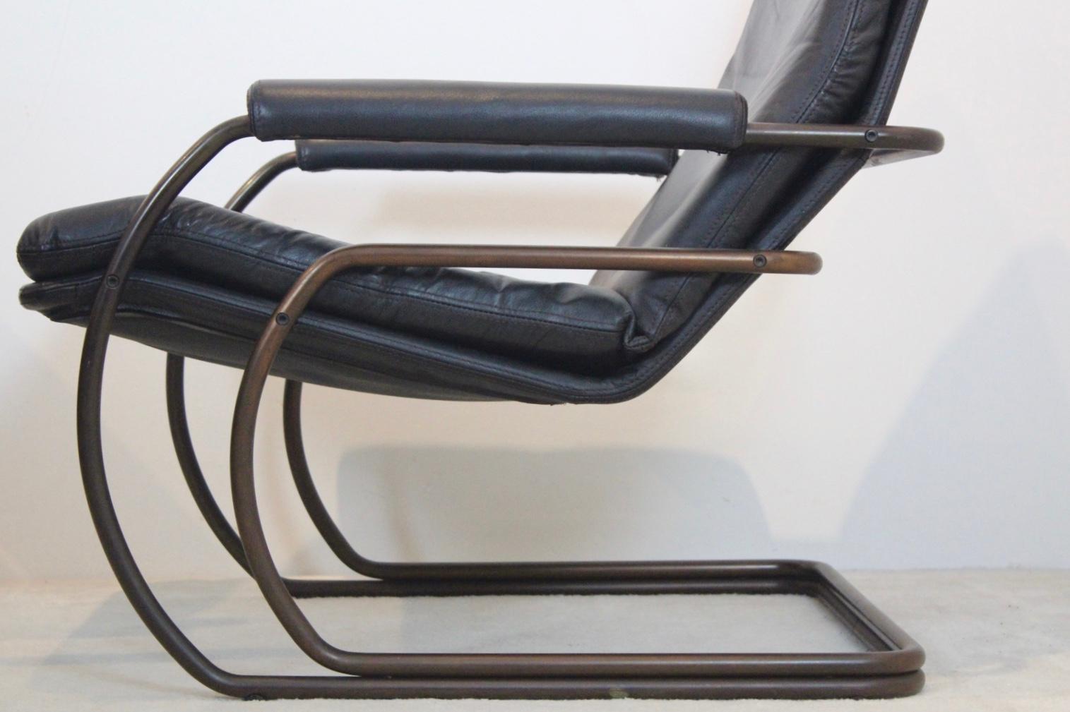 Comfortable and original Model 301 lounge chair designed by Jan des Bouvrie and manufactured by Gelderland in the Netherlands in the 1970s. In beautiful brown colored leather upholstery with matching bronze cantilever base. Upholstery is original