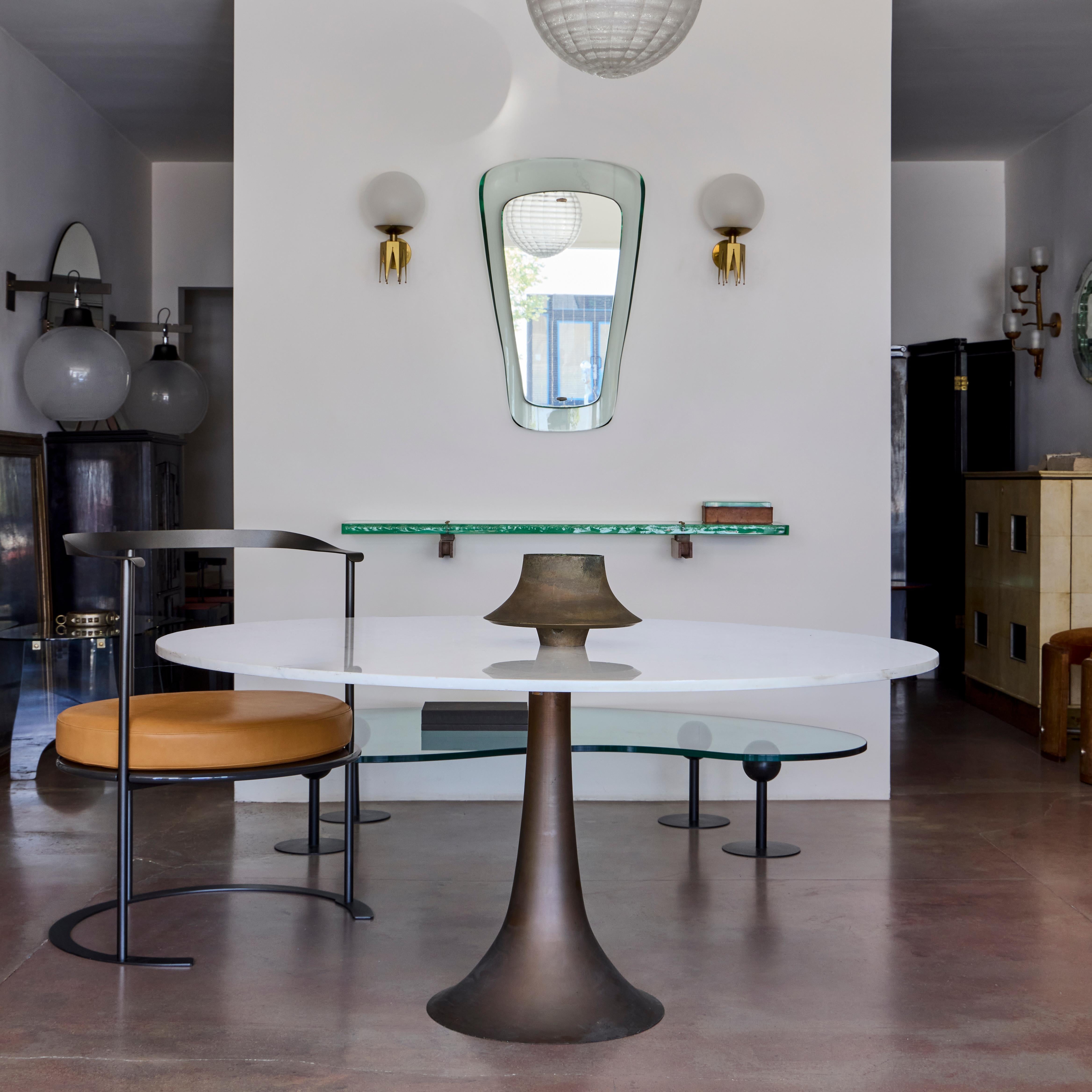 Tisch aus Carrara-Marmor und Bronzeguss, entworfen von dem italienischen Architekten und Designer Angelo Mangiarotti und 1959 von Fonderia Battaglia in Italien für Bernini hergestellt.

Sockel mit Herstellerlogo und Papierlabel BERNINI Made in