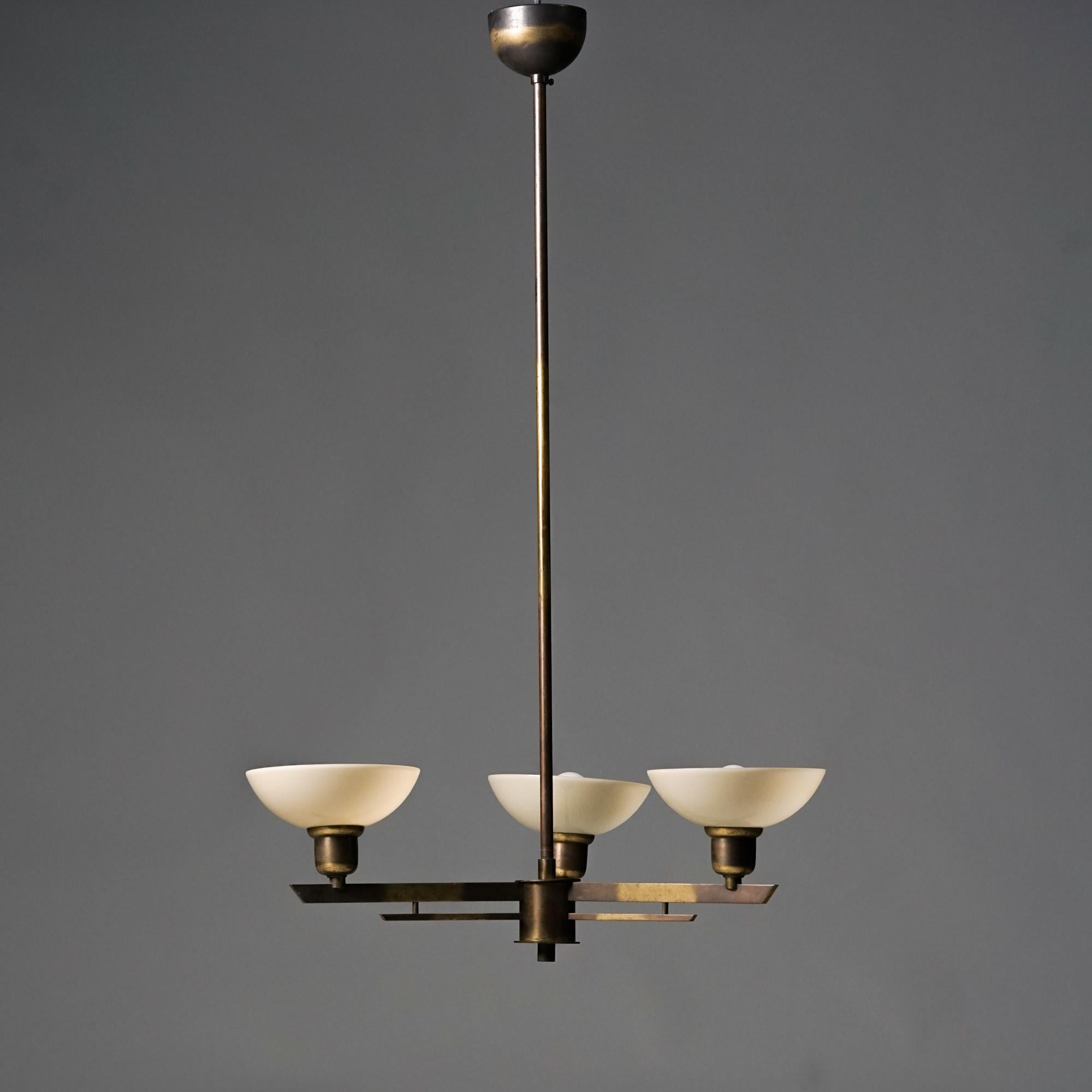 Ciondolo modello 3024, progettato da Paavo Tynell e prodotto da Taito Oy, anni 1930/1940. Struttura in ottone con paralumi in vetro opalino. Buone condizioni vintage, lieve patina coerente con l'età e l'uso. 

Paavo Tynell (1890-1973) è uno dei nomi
