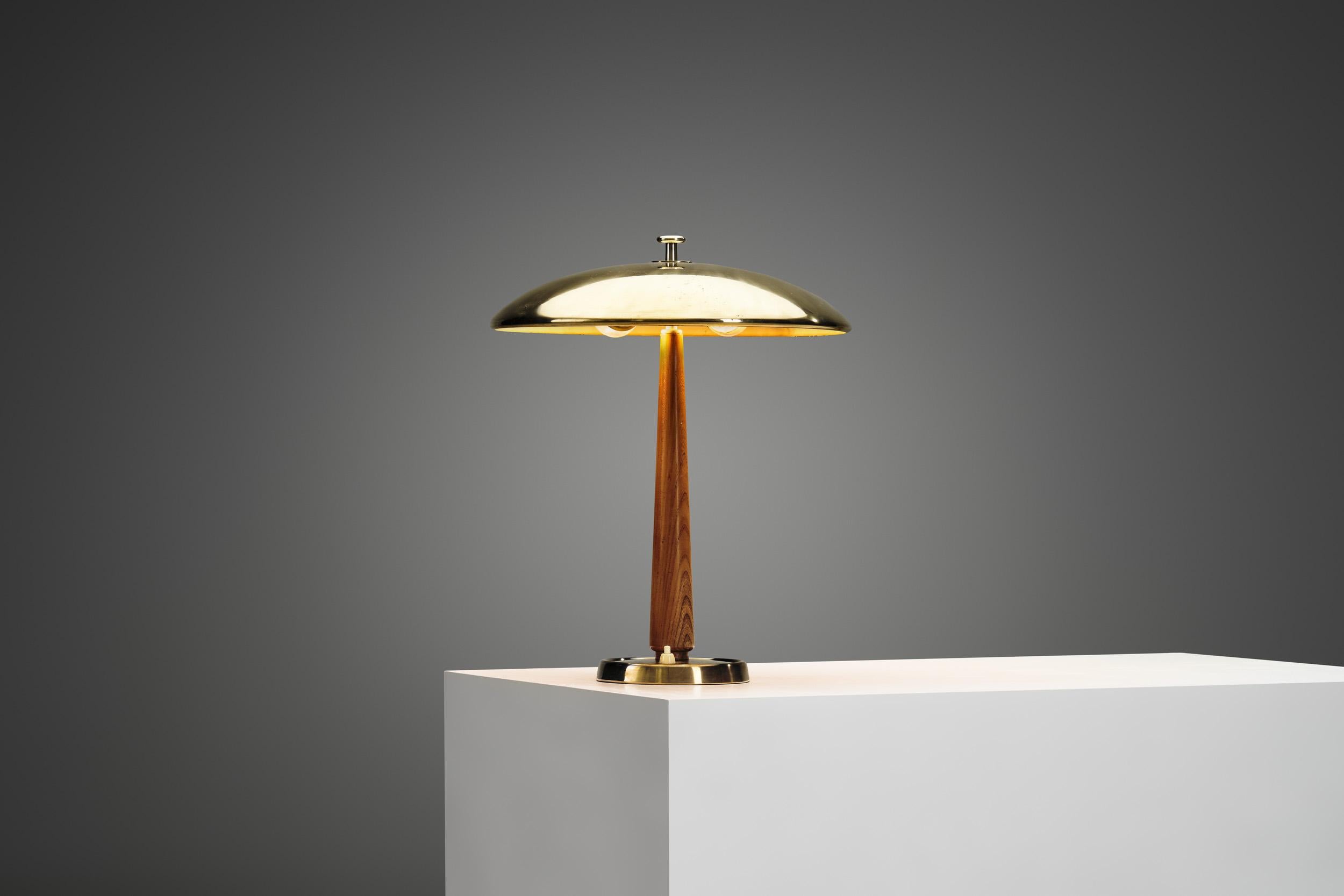 Realizzata nel 1942 da Bertil Brisborg, questa lampada da tavolo modello 