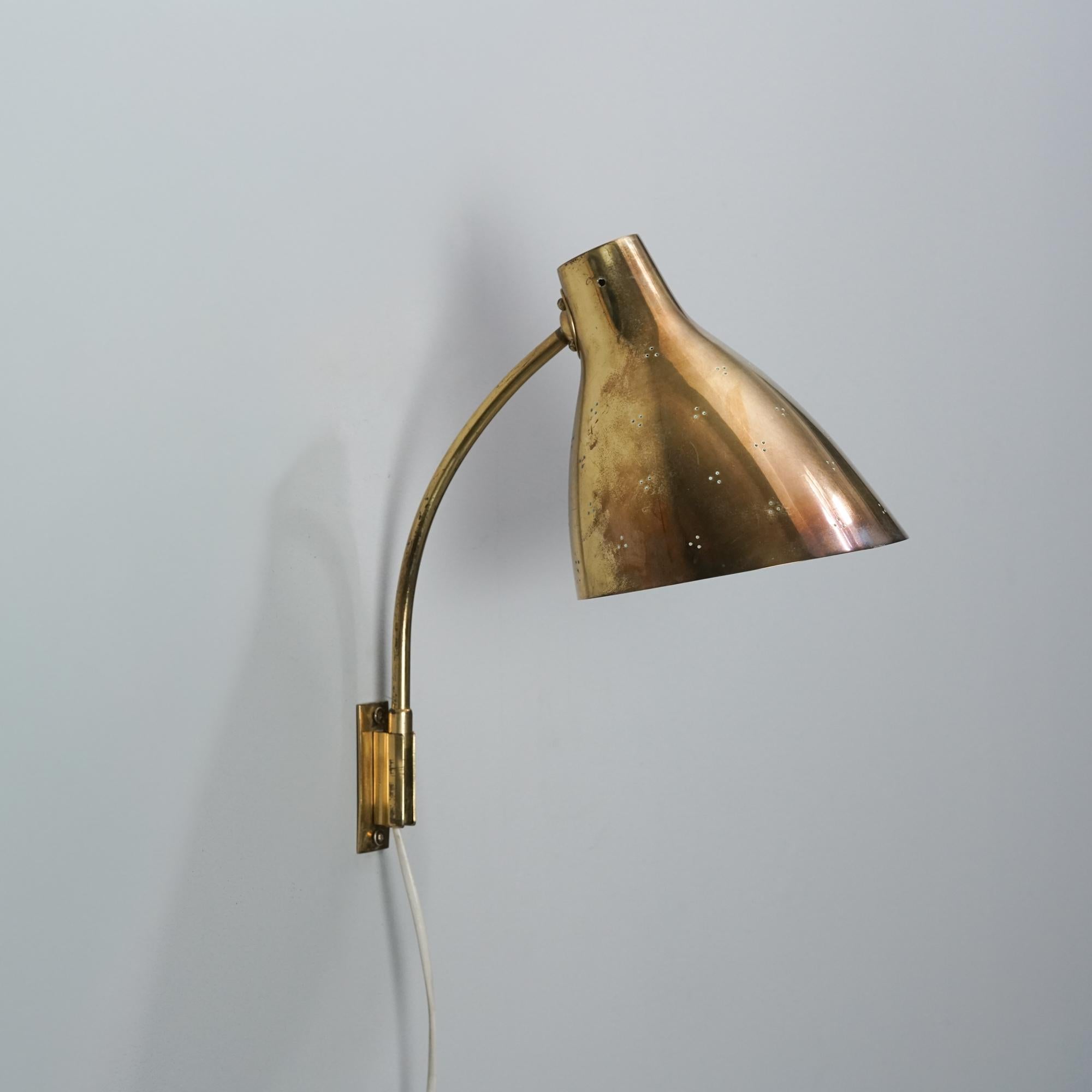 Aplique modelo 3055, diseñado por Lisa Johansson-Pape, fabricado por Stockmann/Orno, mediados del siglo XX. Latón. Marcado. Buen estado vintage, pátina acorde con la edad y el uso. 