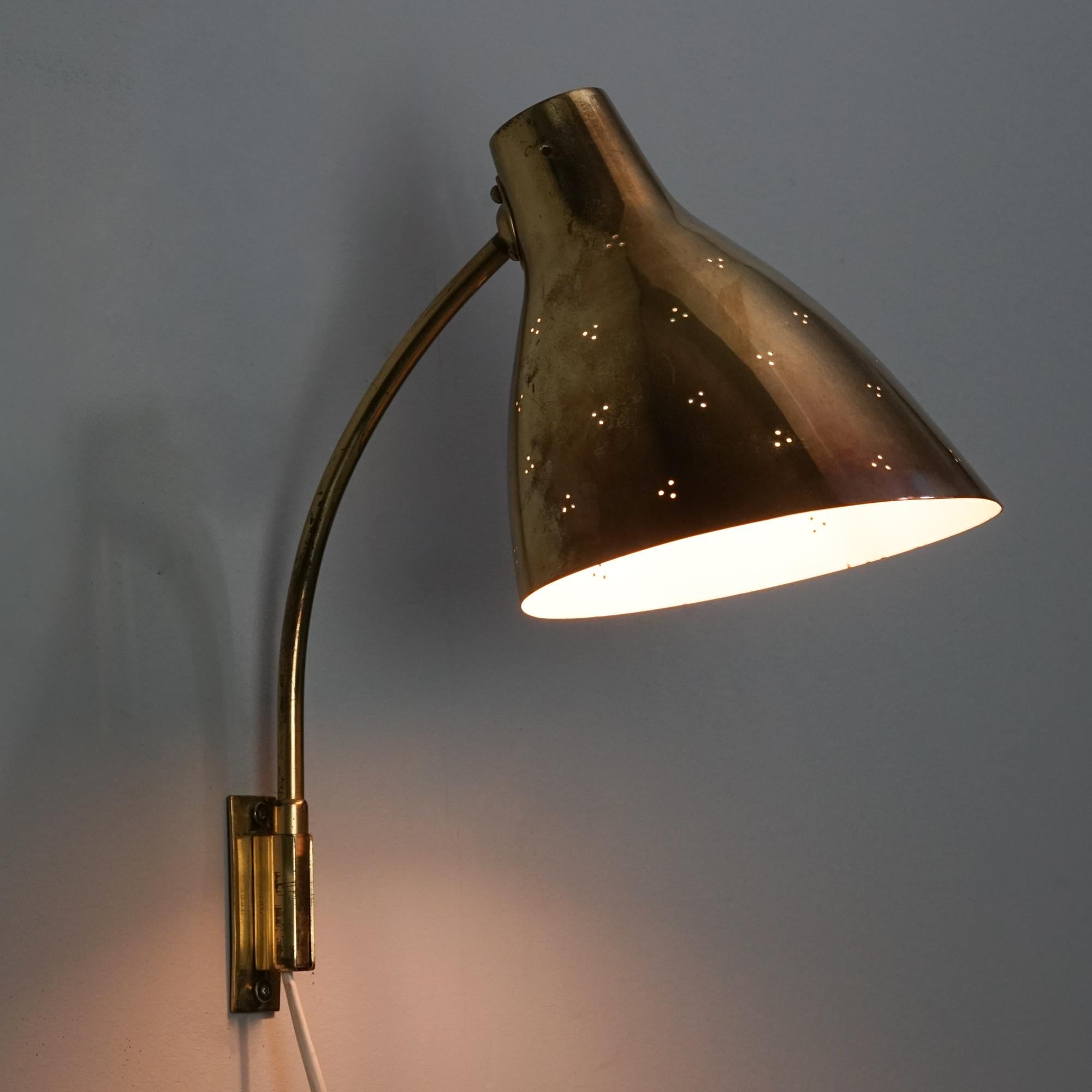 Modelo 3055 Aplique, Lisa Johansson-Pape, Stockmann/Orno, mediados del siglo XX Latón en venta