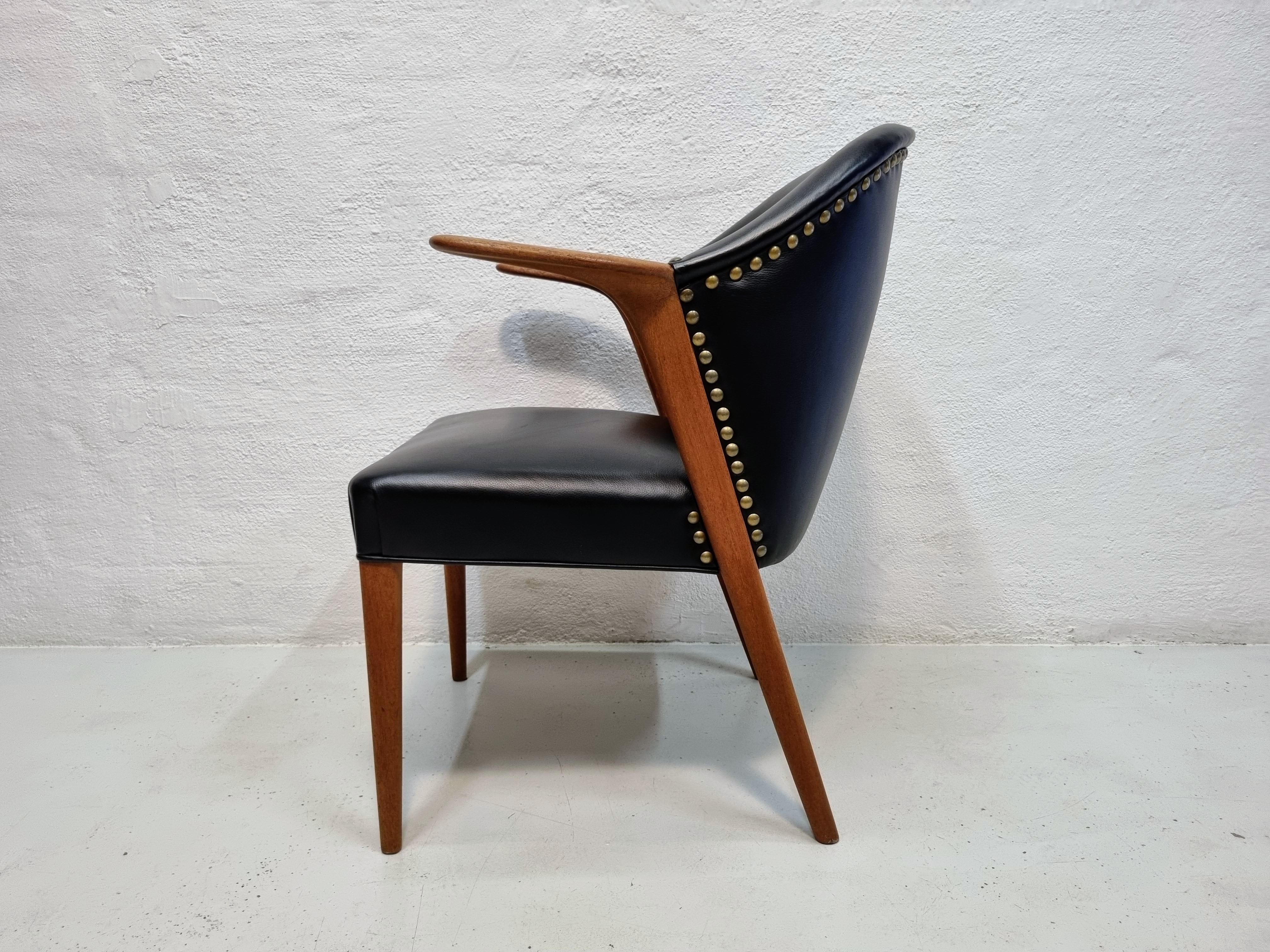 The armchair model 31 is designed by danish designer Kurt Olsen and produced in the 50s by Slagelse møbelværk.
