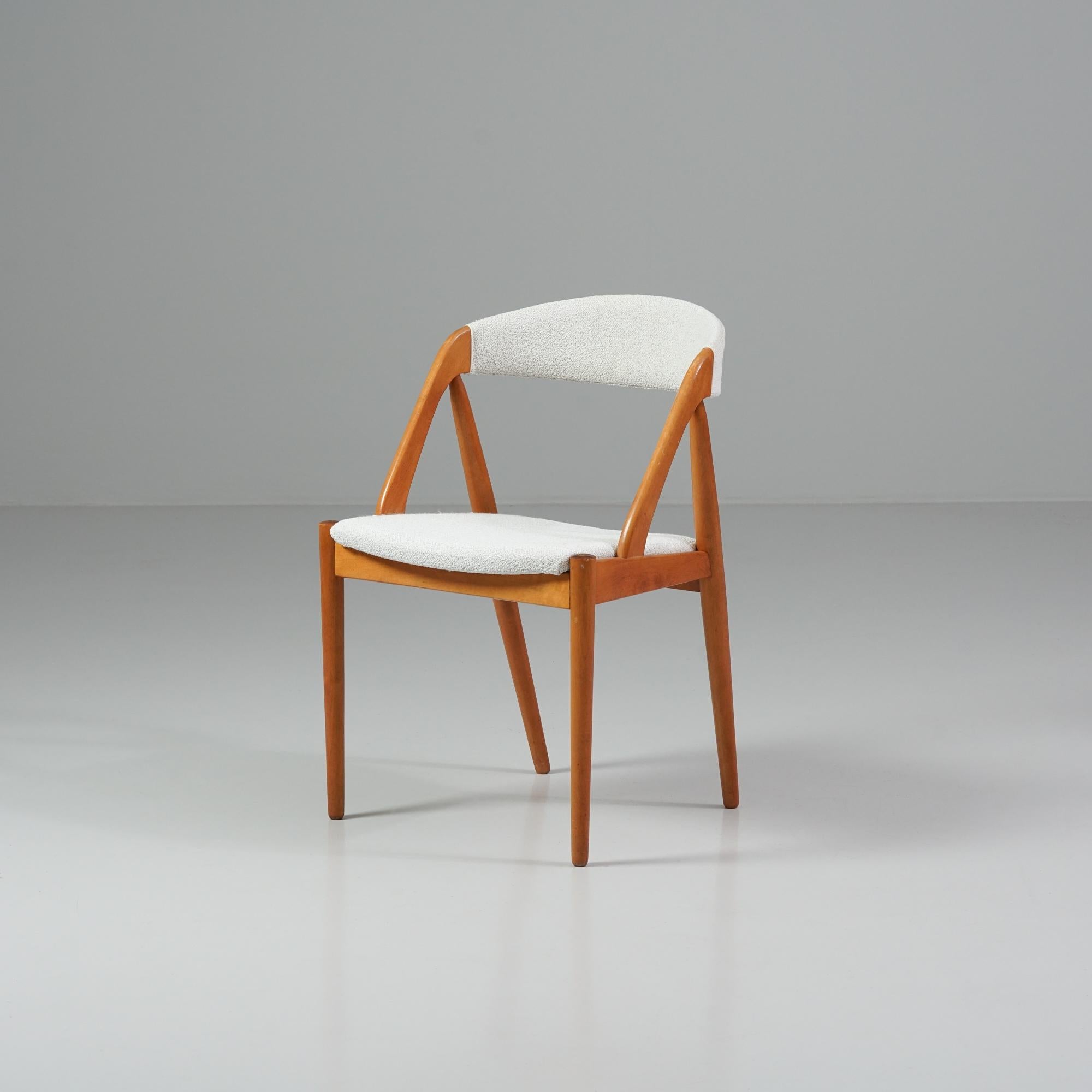 Sedie Model 31 (3 pezzi venduti separatamente), design Kai Kristiansen, anni '60. Struttura in Beeche, tappezzata con un tessuto di qualità modello Bond 7 di Lauritzon. Buone condizioni vintage, lieve patina coerente con l'età e l'uso. Le sedie sono