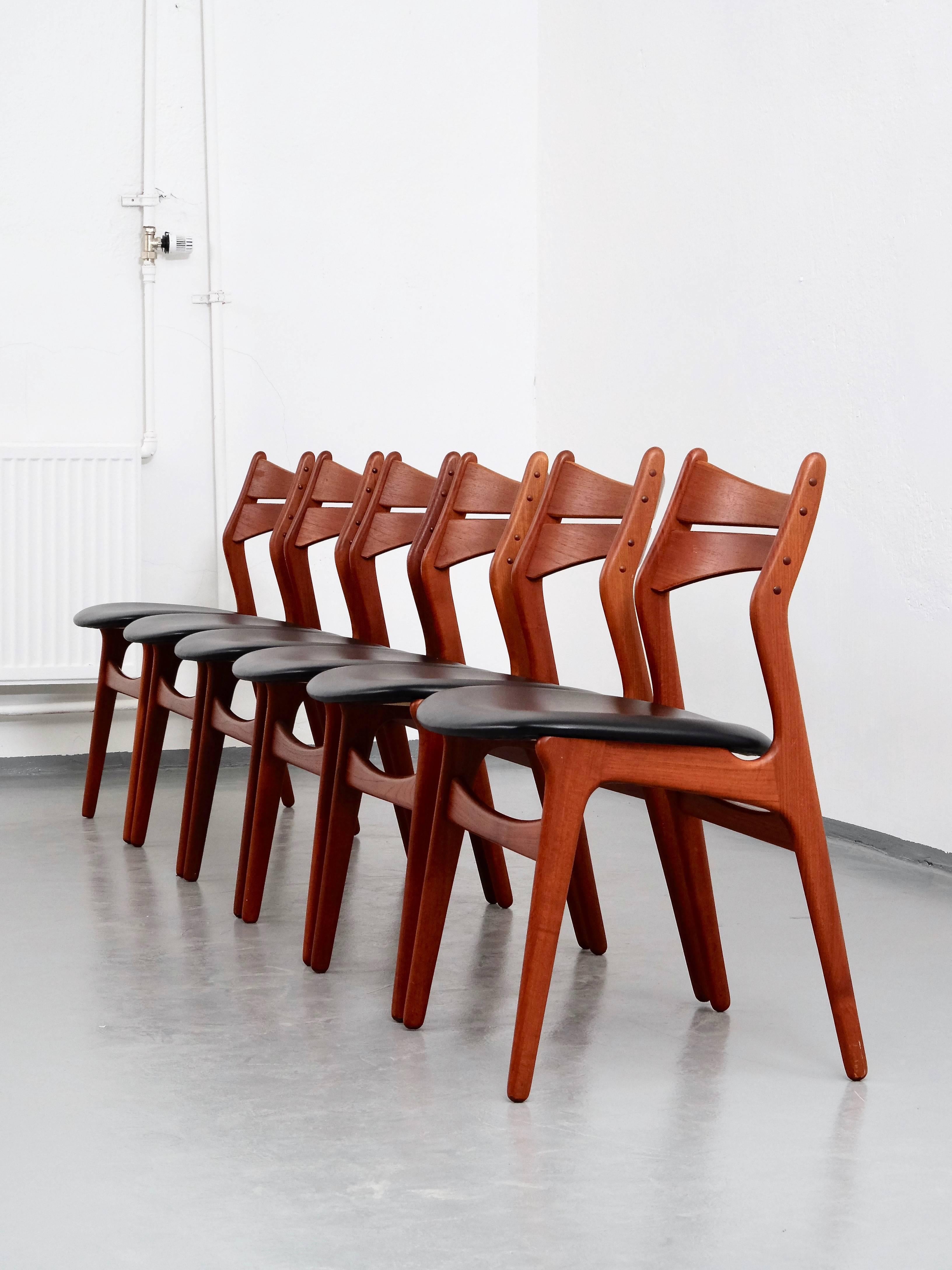 Beautiful set of four model 310 dining chairs made of teak and with original black leather seat. Superb condition.