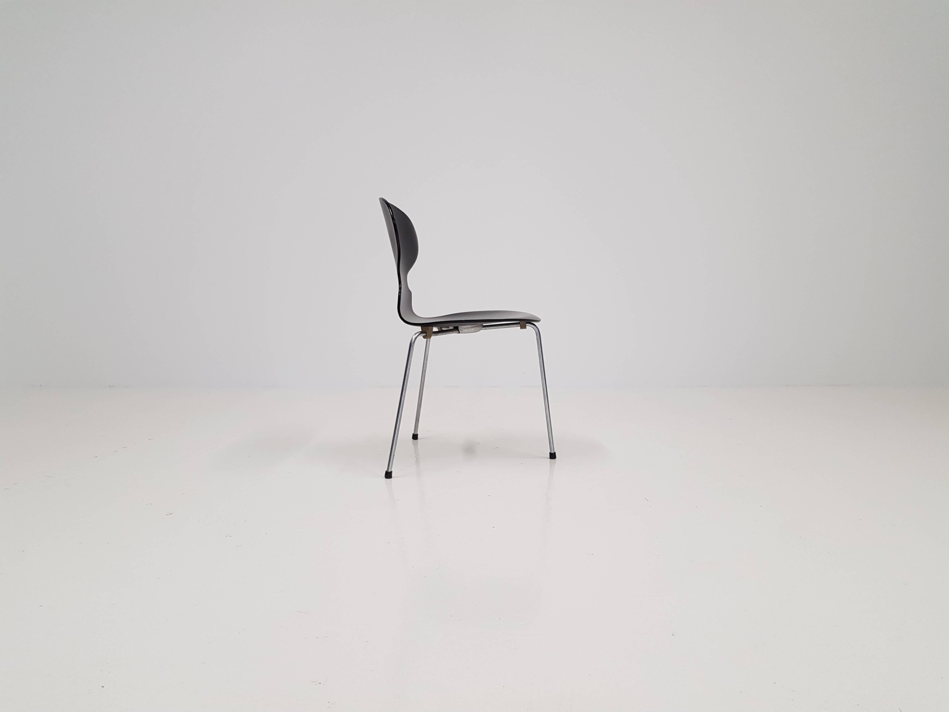 Iconic model 3100 'Ant' chair by Arne Jacobsen for Fritz Hansen.

Model 3100 'Ant' chairs were designed by Arne Jacobsen in 1952. This piece produced in 1965. Black lacquered bentwood on steel frame.

Condition: Wear commensurate with age and