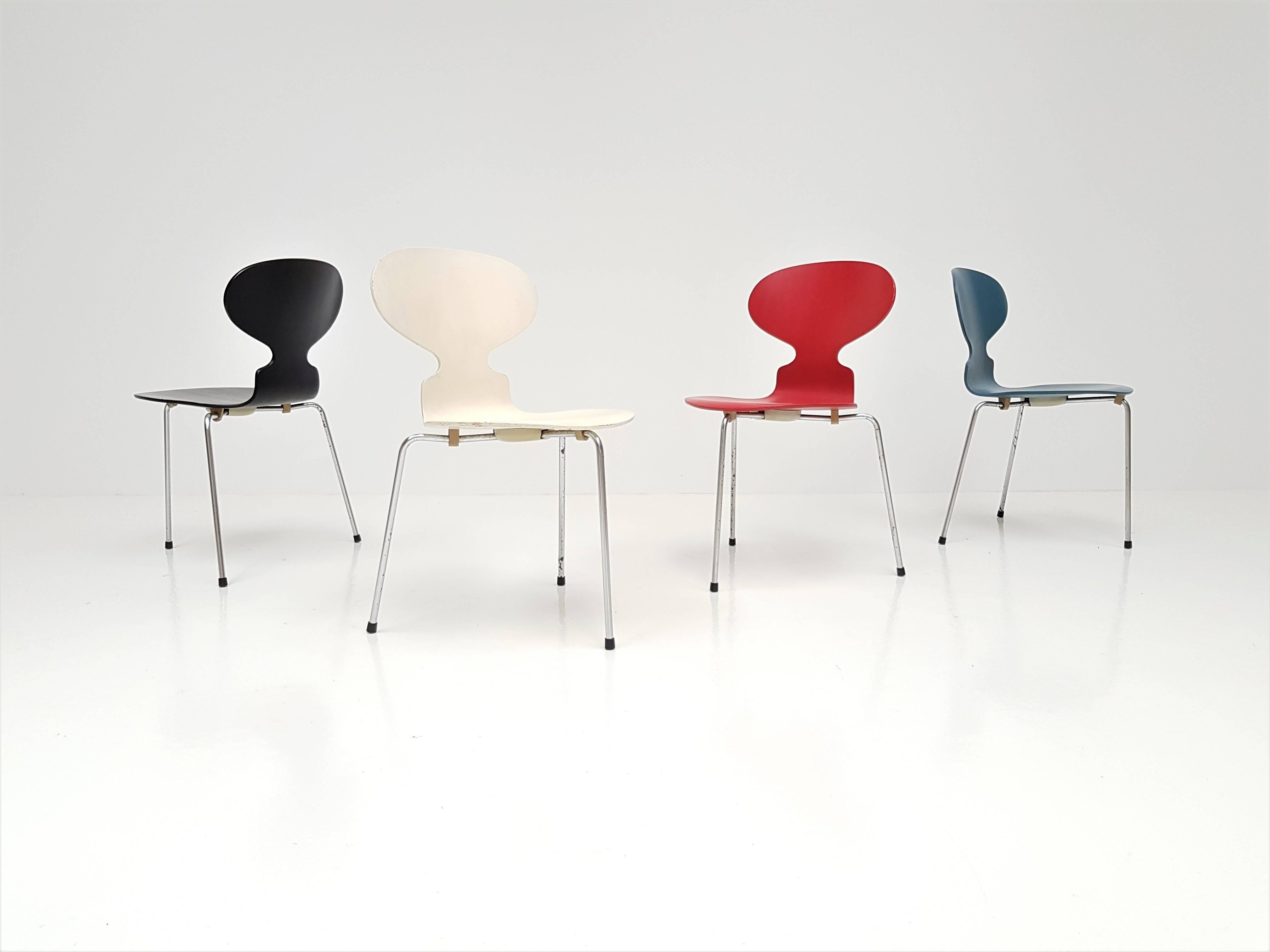 Iconic model 3100 'Ant' chair by Arne Jacobsen for Fritz Hansen.

Model 3100 'Ant' chairs were designed by Arne Jacobsen in 1952.

 