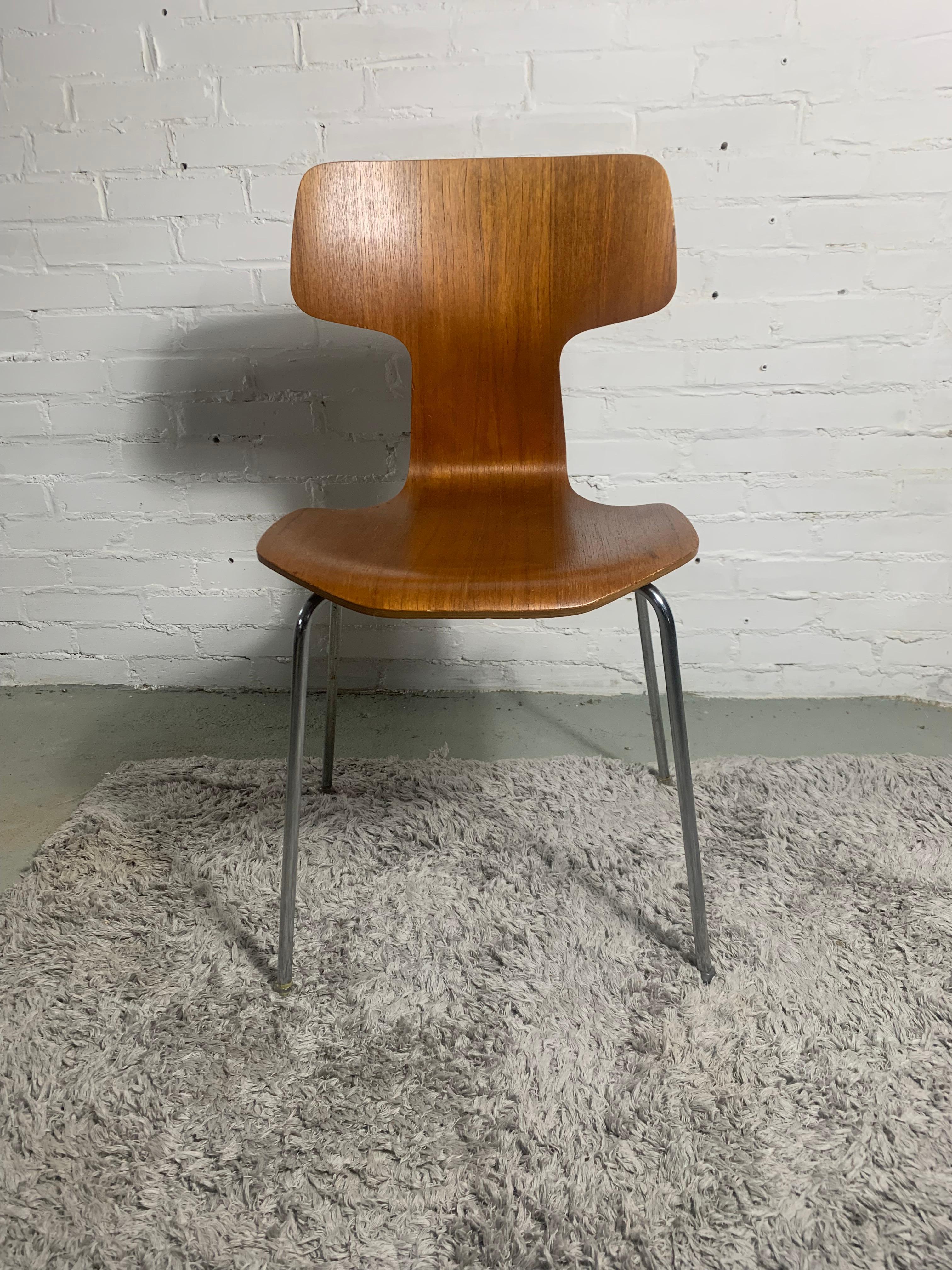 An iconic teak plywood ‘Hammer’ chair designed by Arne Jacobsen for Fritz Hansen in 1955. In very good original condition.