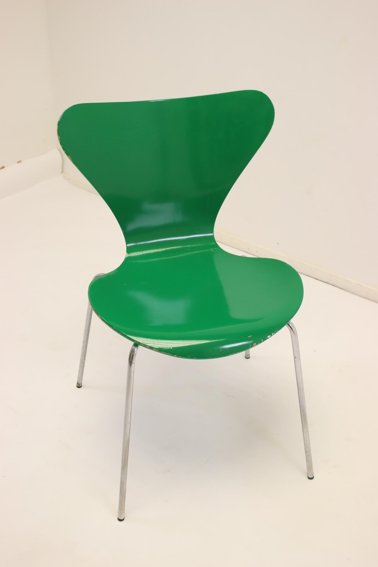 Model 3107 dining table chair green by Arne Jacobsen 1979


The butterfly chair 3107, a design by Arne Jacobsen from 1953 and also called 'Series 7', is one of the most successful chairs ever. This design by Arne Jacobsen for the Danish