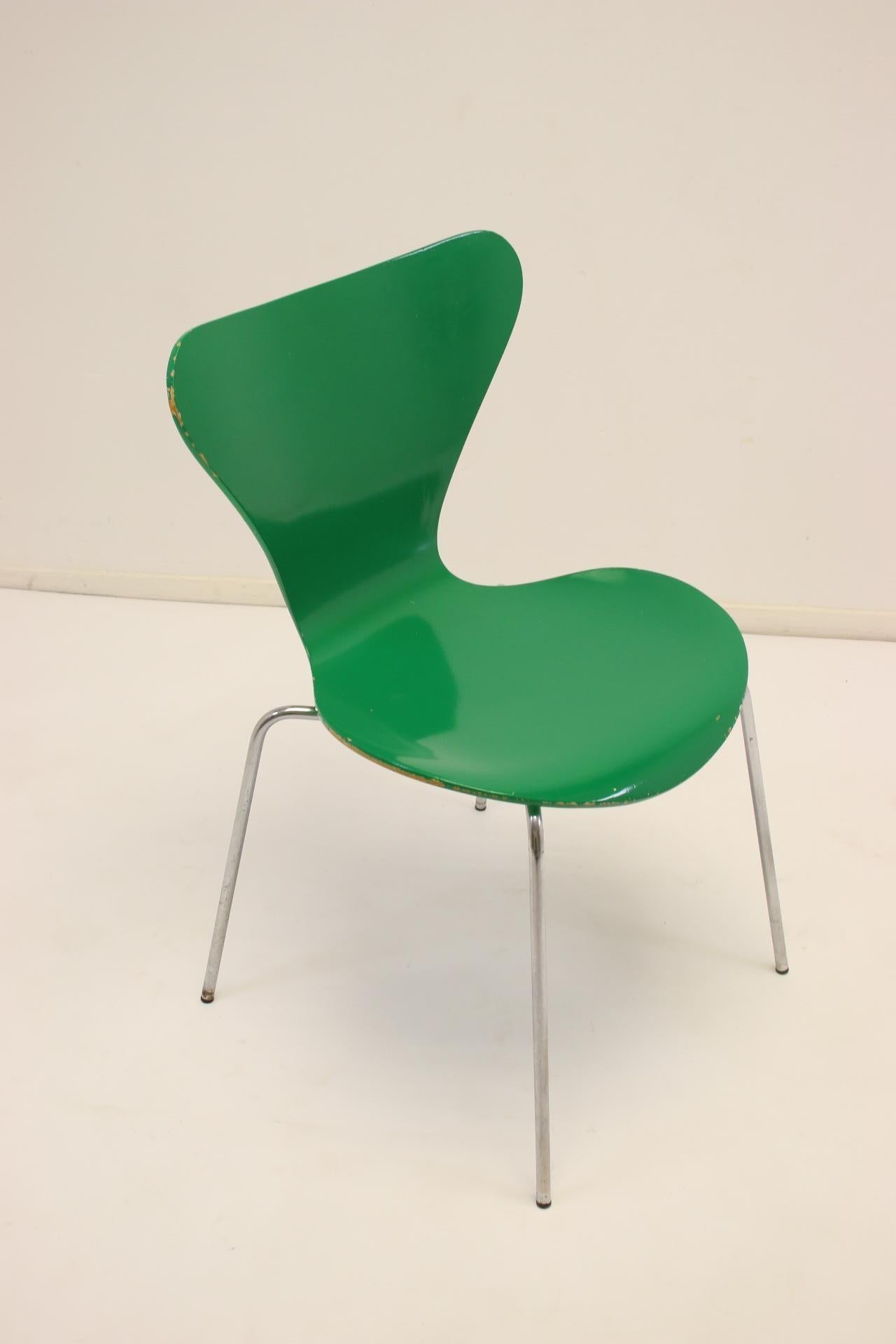 Model 3107 Dining Table Chair Green by Arne Jacobsen, 1979 In Good Condition In Oostrum-Venray, NL
