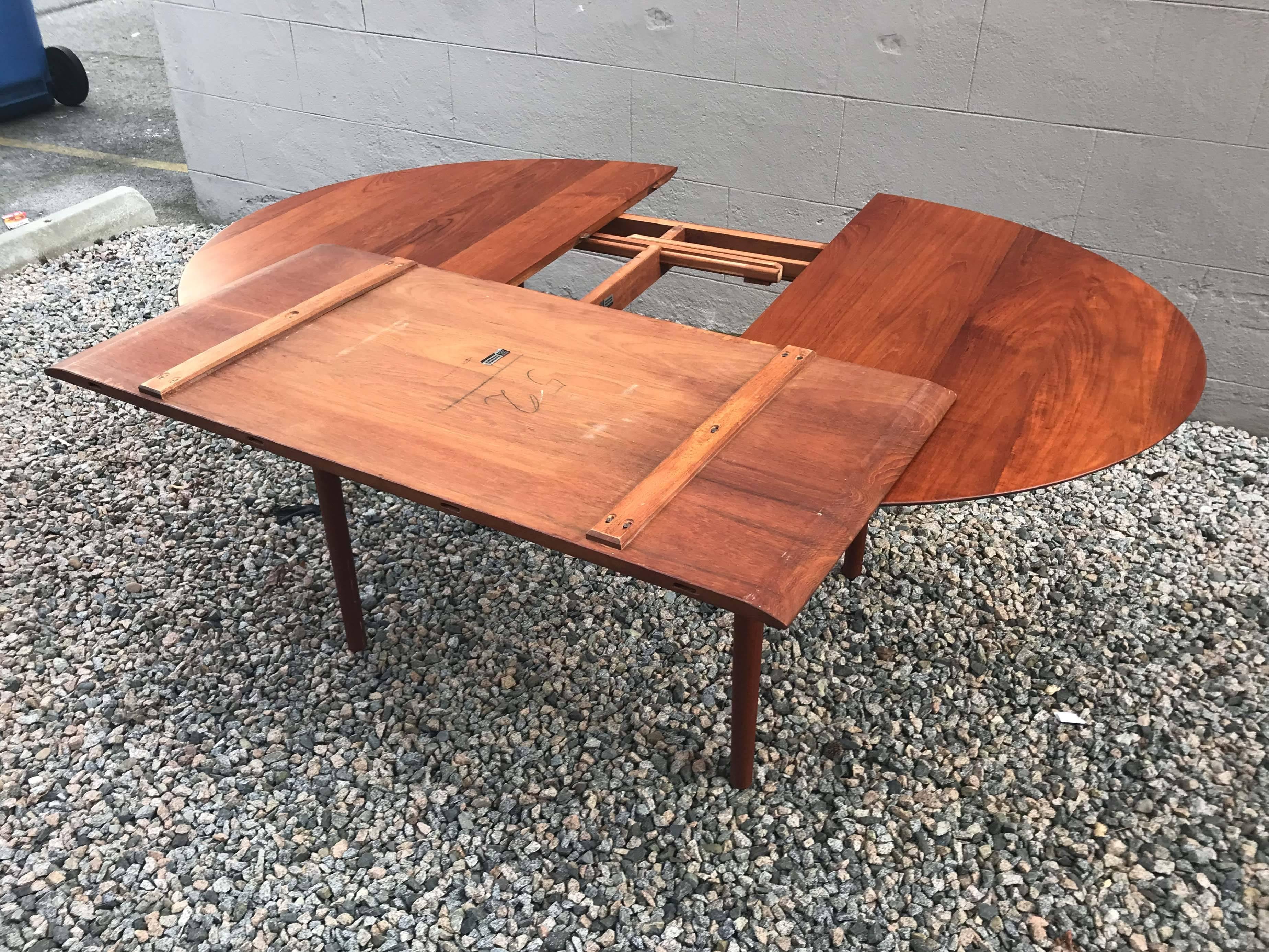 Model 311 Table by Peter Hvidt & Orla Mølgaard-Nielsen for Søborg Møbler In Good Condition For Sale In Vancouver, BC
