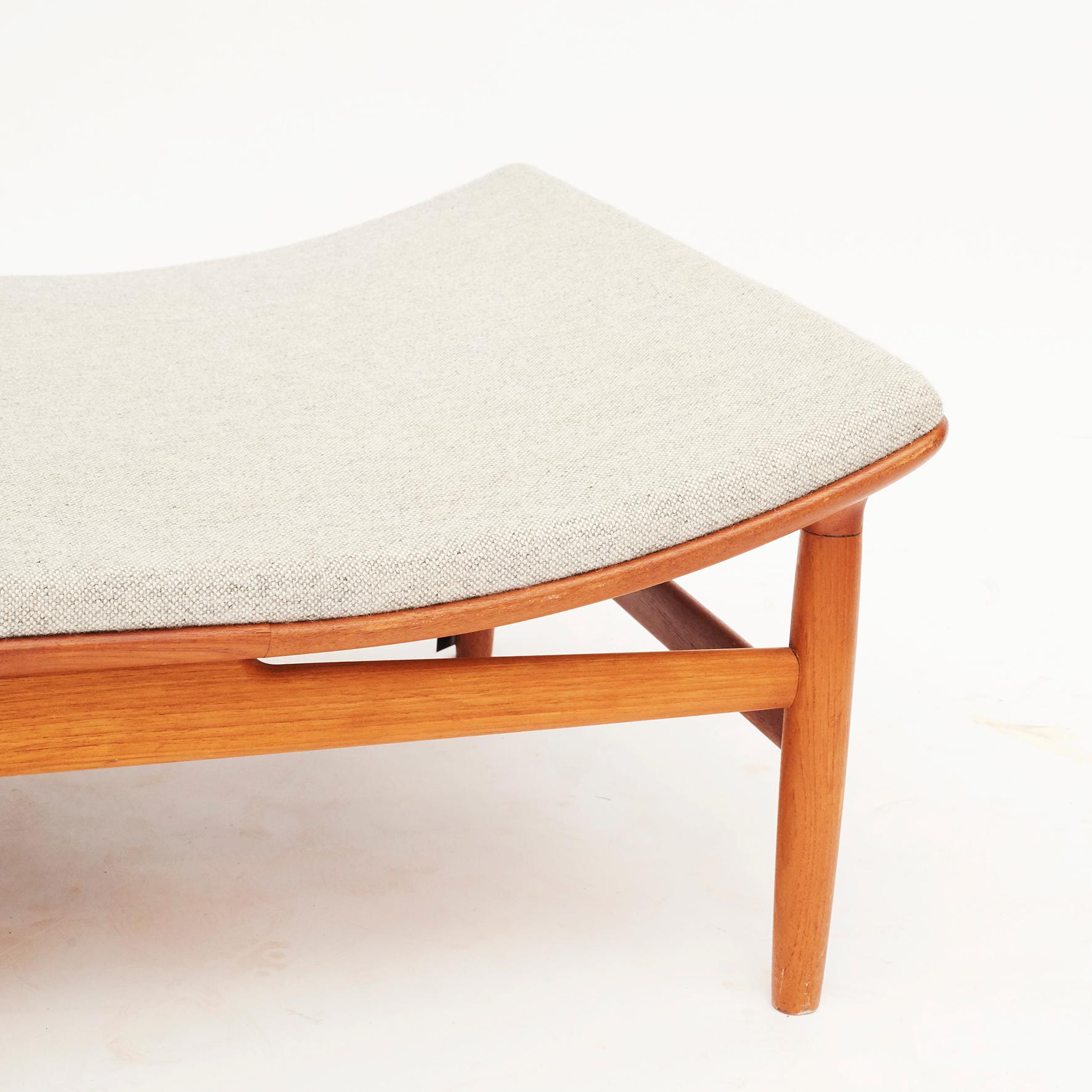Rare and beautiful daybed by Kurt Østervig for Jason. No. 311.
Solid teak wood frame, upholstered in wool from Kvadrat designed by Nanna Ditzel.