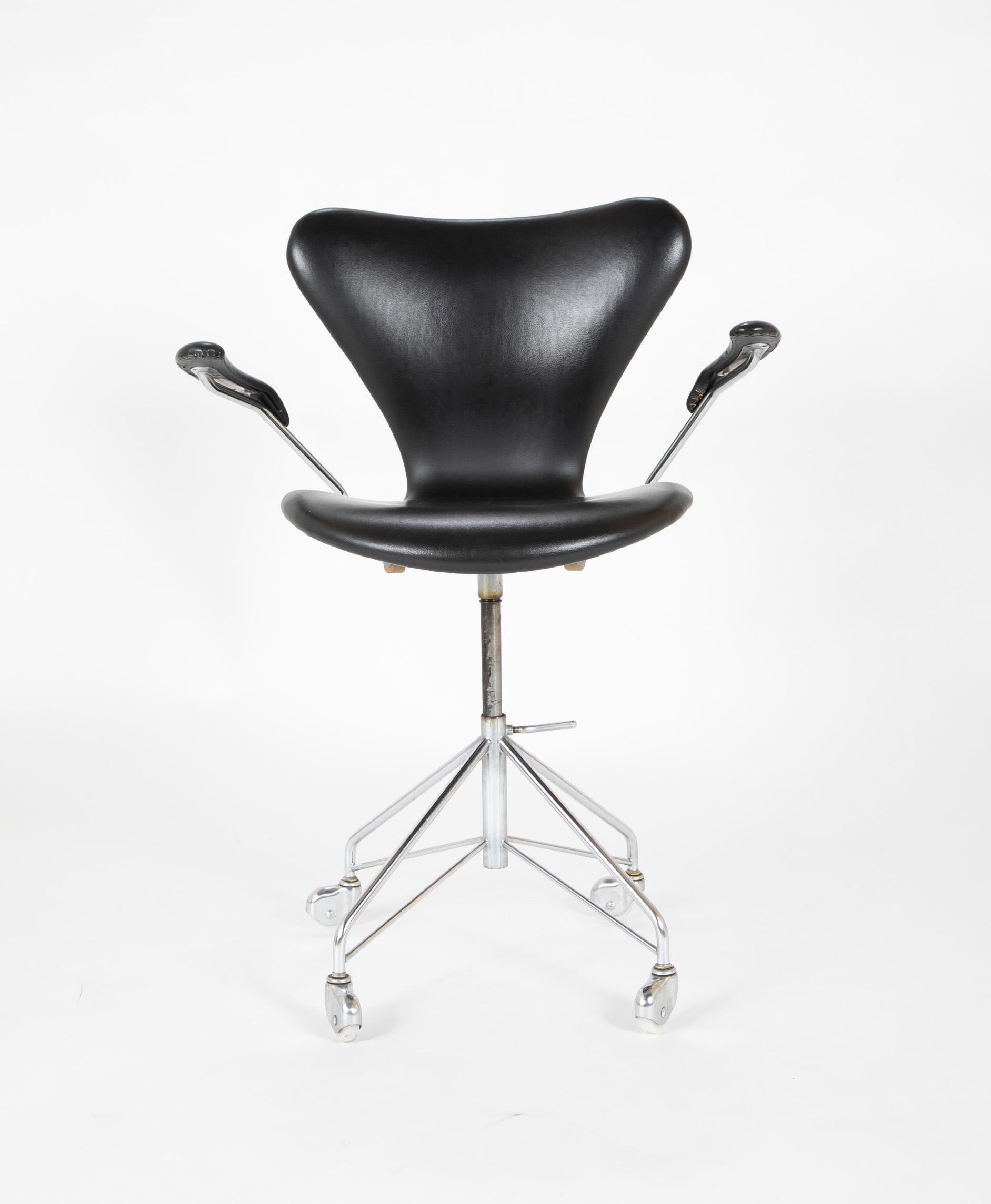 Verstellbarer Schreibtischstuhl Modell 3117 aus Stahl und Vinyl von Arne Jacobsen (Däne. 1902-1971) für Fritz Hansen Sevener. Gestempelt. Dänemark.