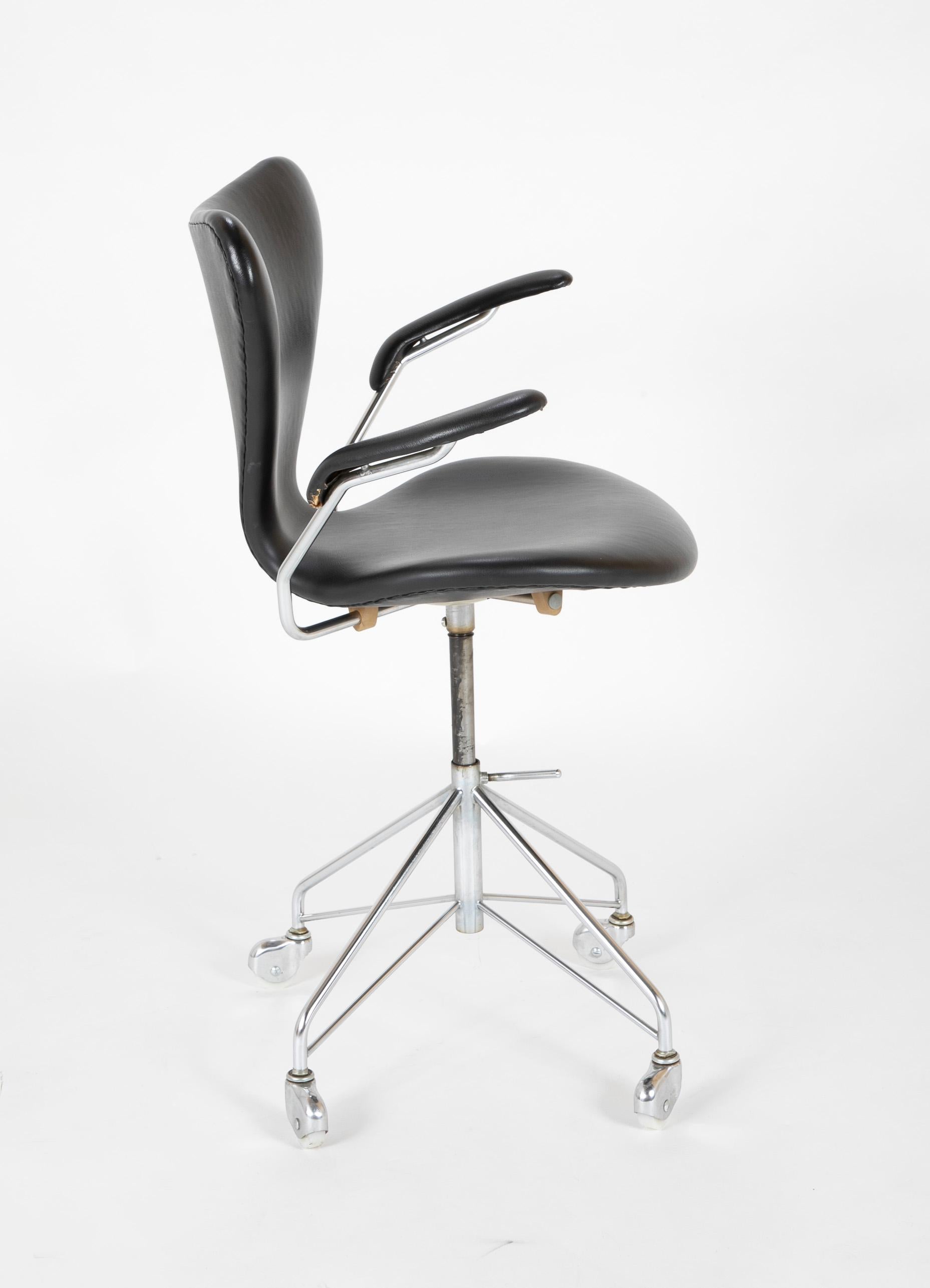 Mid-Century Modern Model 3117 Desk Chair by Arne Jacobsen for Fritz Hansen Sevener For Sale