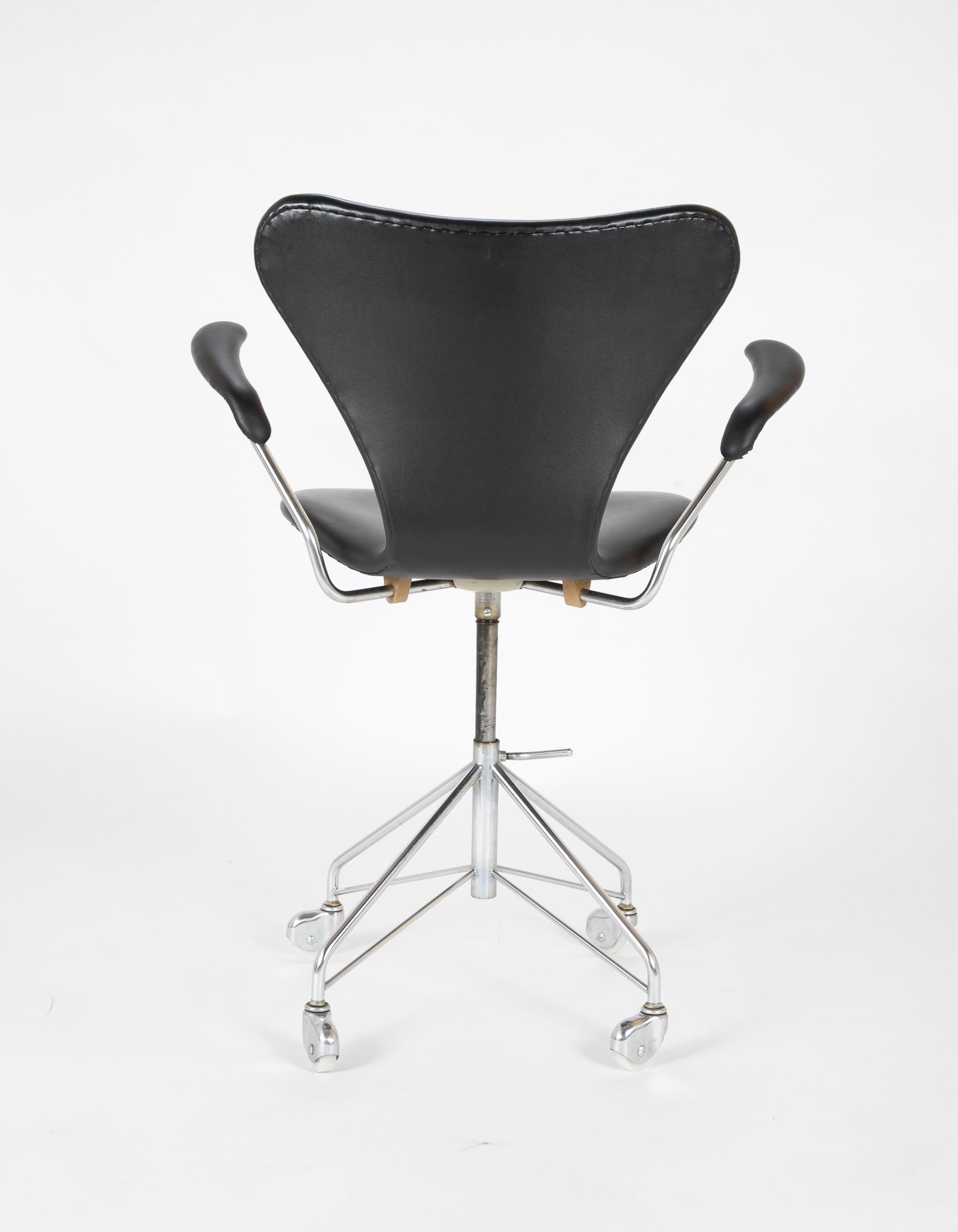 Danish Model 3117 Desk Chair by Arne Jacobsen for Fritz Hansen Sevener For Sale