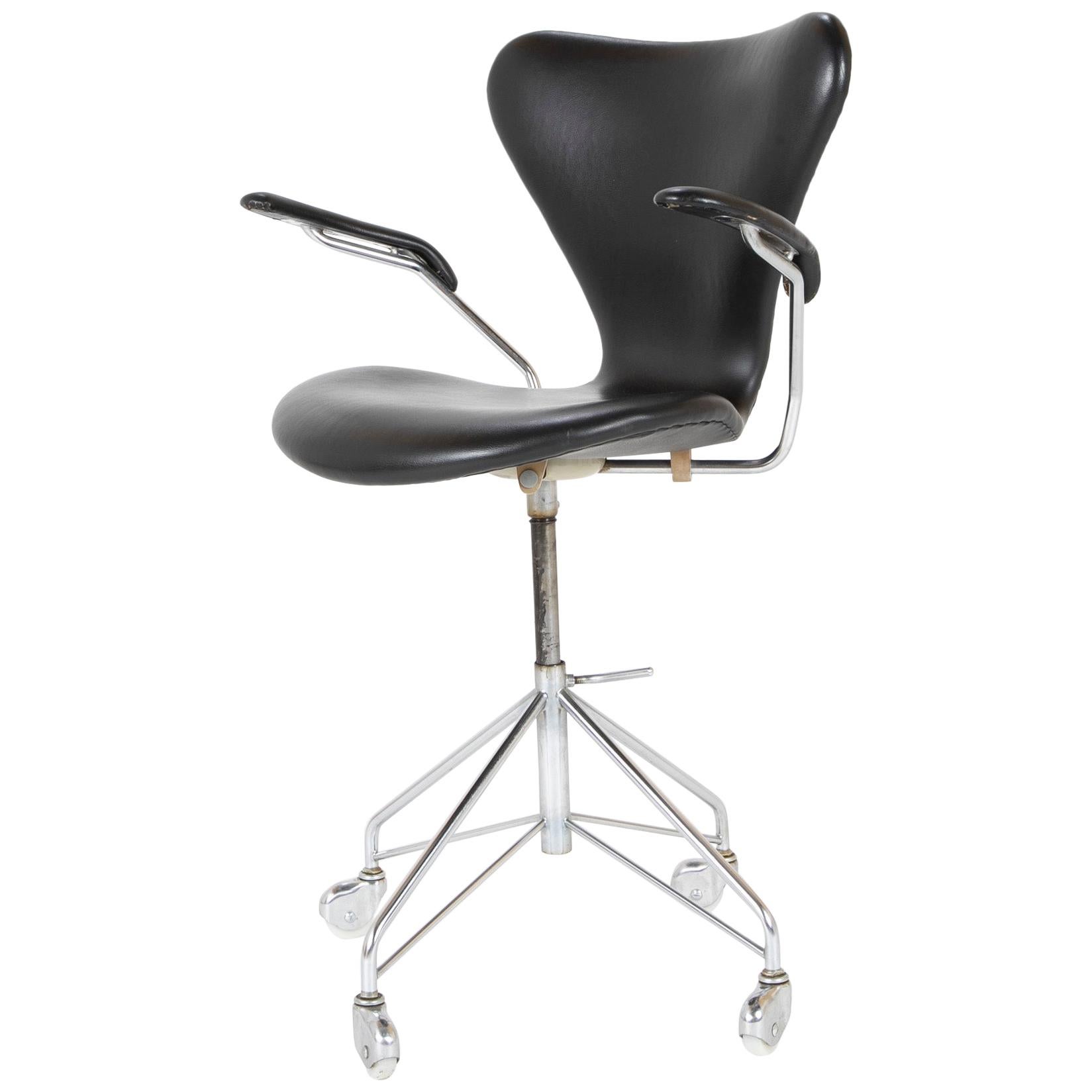 Schreibtischstuhl Modell 3117 von Arne Jacobsen für Fritz Hansen Sevener, Modell im Angebot