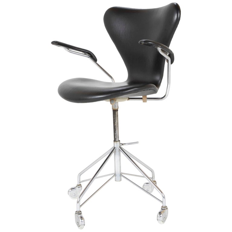 Model 3117 Desk Chair by Arne Jacobsen for Fritz Hansen Sevener For Sale at  1stDibs