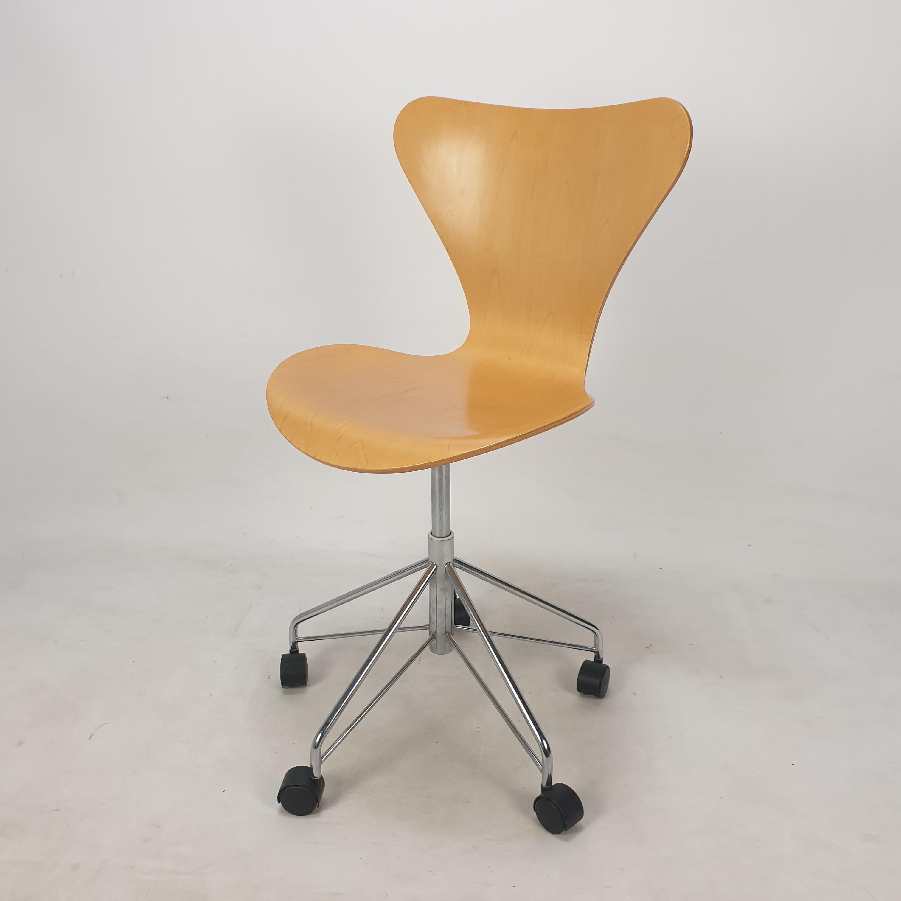 Series 7 chair is an icon of modern furniture history, designed by Arne Jacobsen in 1955.
Its unique shape is timeless and incredibly versatile, showing character without overwhelming the eye.

The chair is made of several layers of