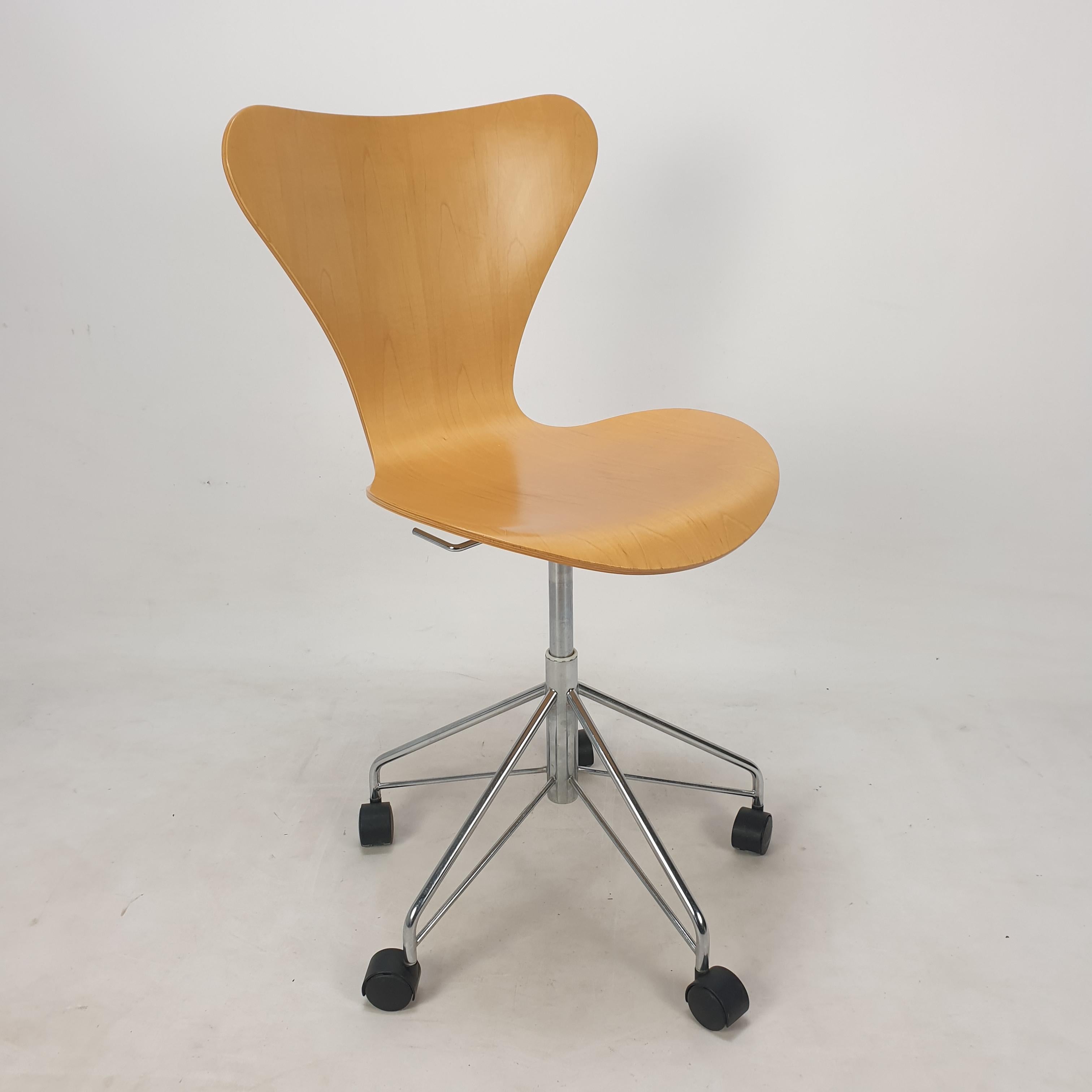Mid-Century Modern Model 3117 Office Swivel Chair by Arne Jacobsen for Fritz Hansen, 1994 For Sale