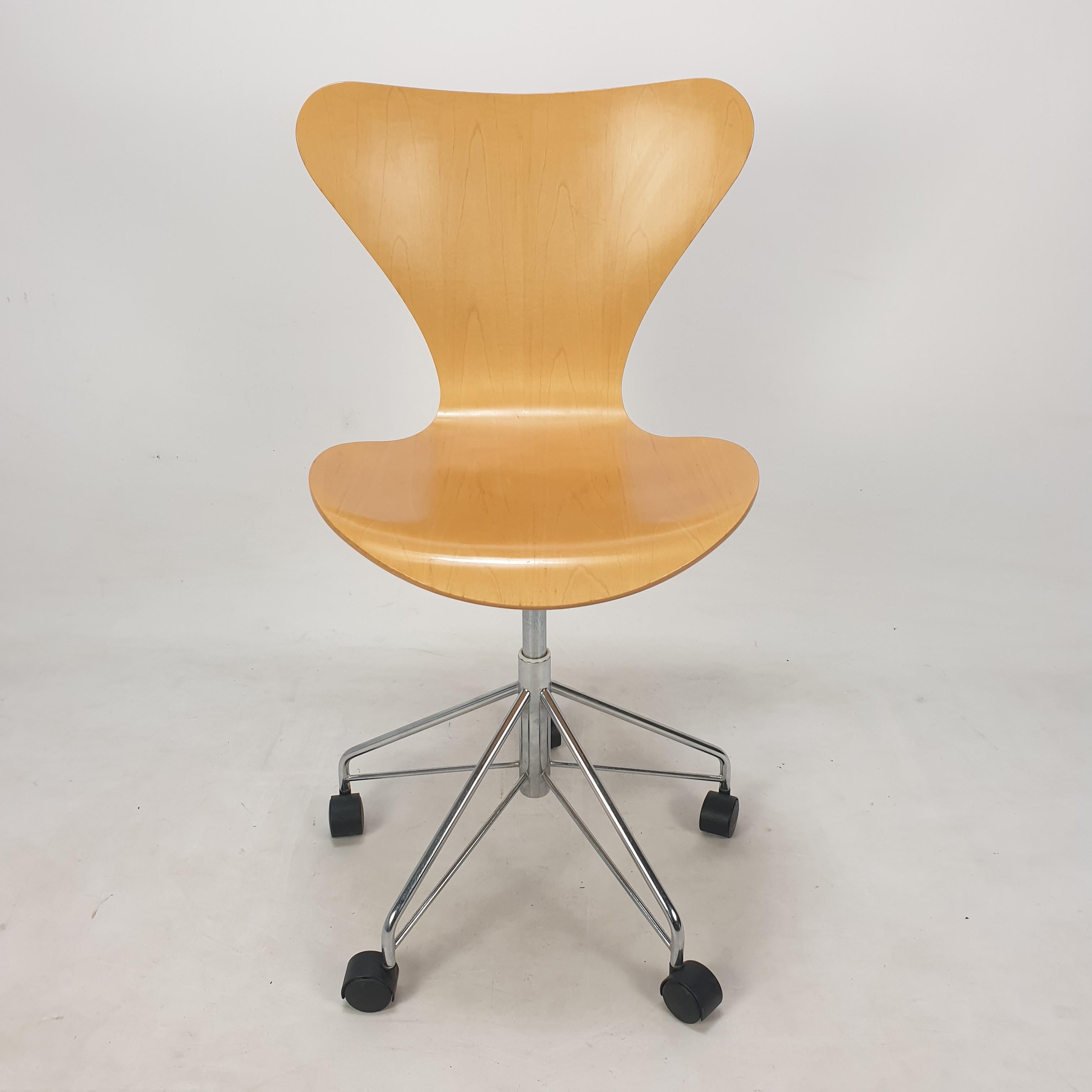 Danish Model 3117 Office Swivel Chair by Arne Jacobsen for Fritz Hansen, 1994 For Sale