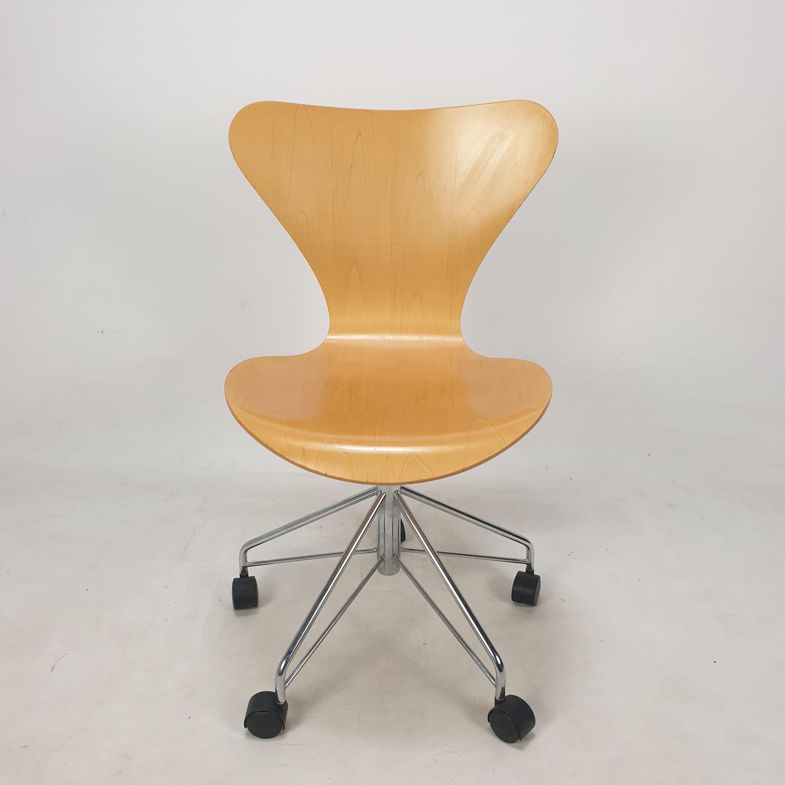 Model 3117 Office Swivel Chair by Arne Jacobsen for Fritz Hansen, 1994 In Good Condition For Sale In Oud Beijerland, NL