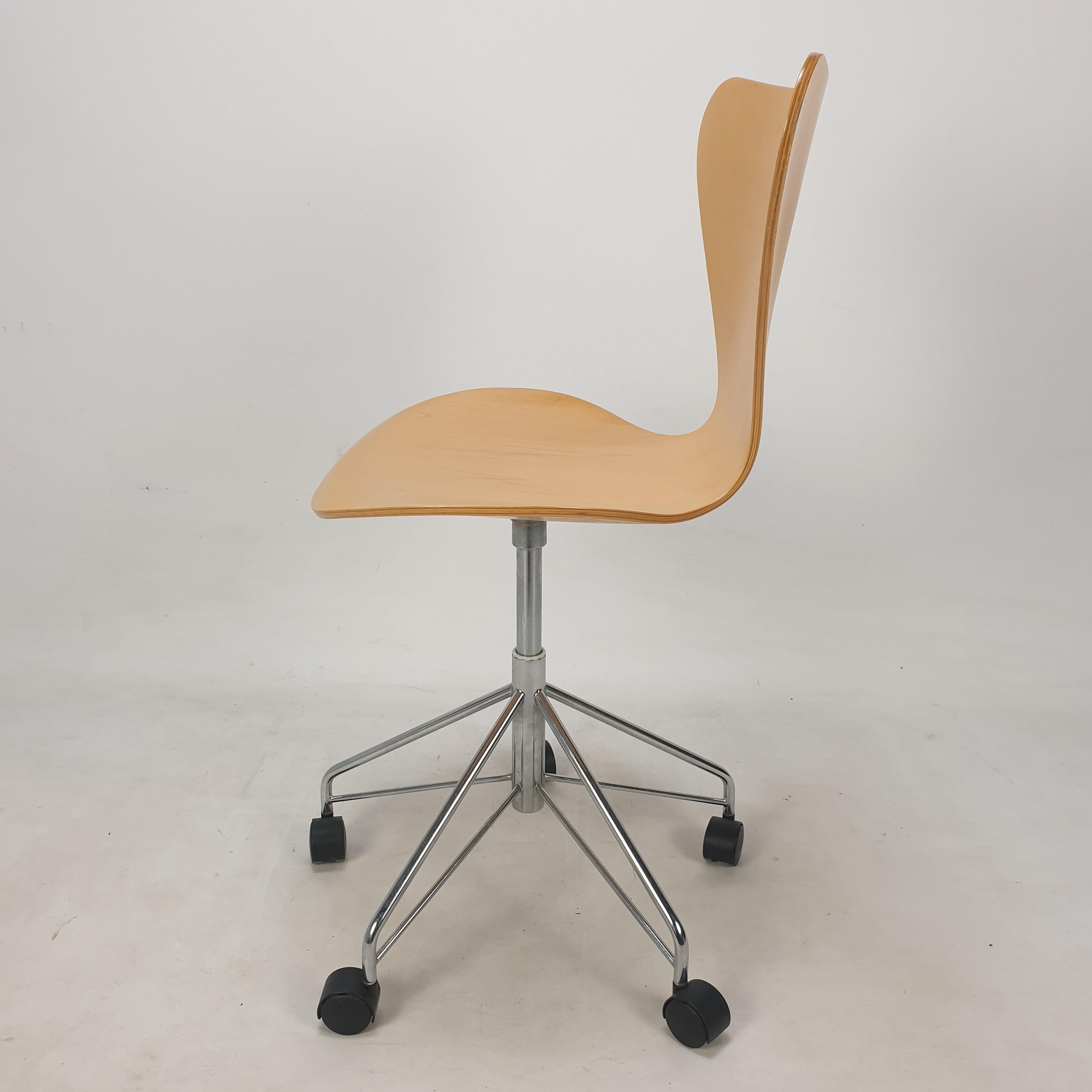 Late 20th Century Model 3117 Office Swivel Chair by Arne Jacobsen for Fritz Hansen, 1994 For Sale