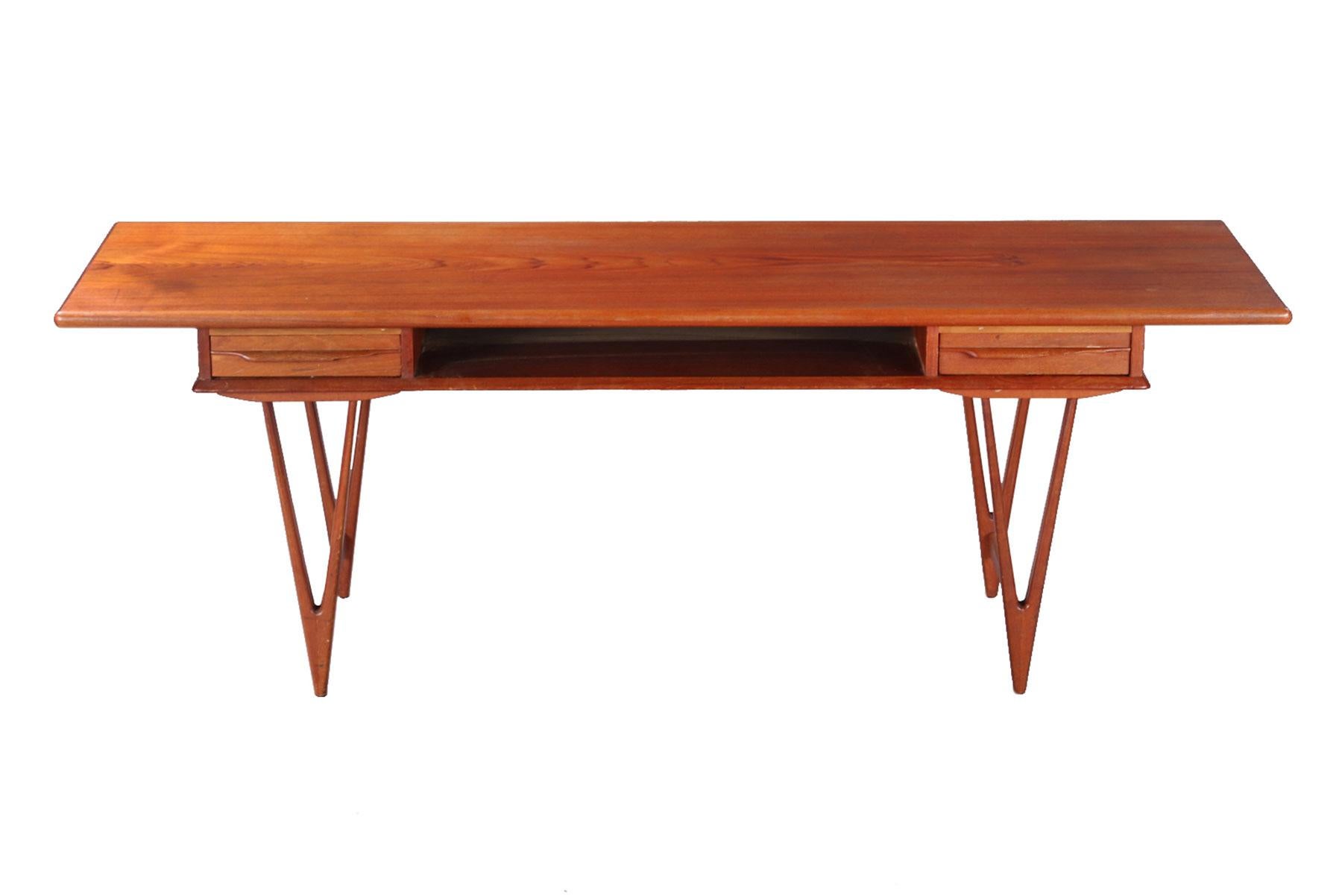 Model 32 V-legged Teak Coffee Table by E.W. Bach In Good Condition In Berkeley, CA