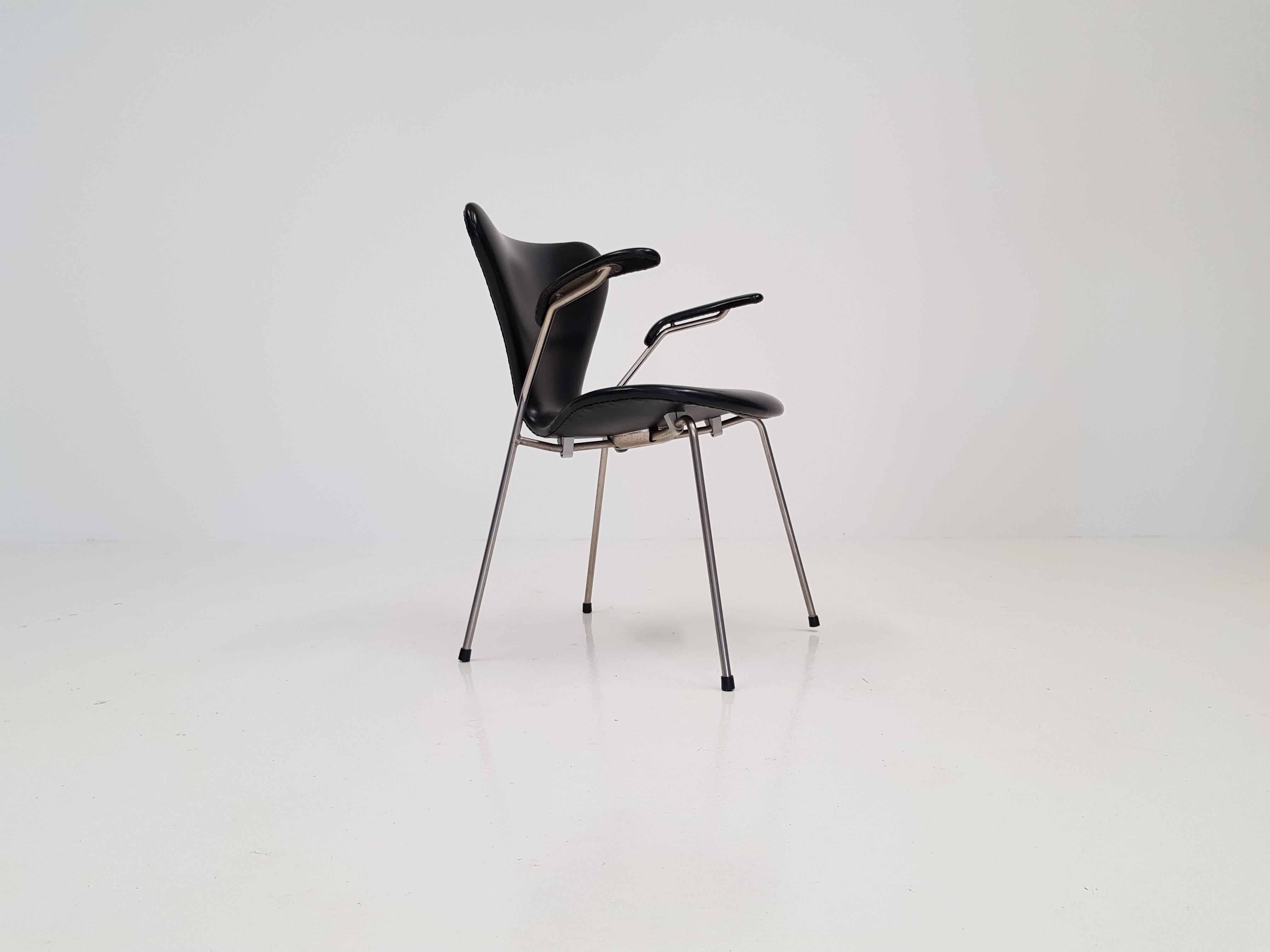 Model 3207 Series 7 Armchair in Faux Leather by Arne Jacobsen for Fritz Hansen, produced in 1967

Arne Jacobsen 'series 7' model 3207 armchair in faux leather produced by Fritz Hansen in 1967. Great ergonomic design and one of the most iconic and