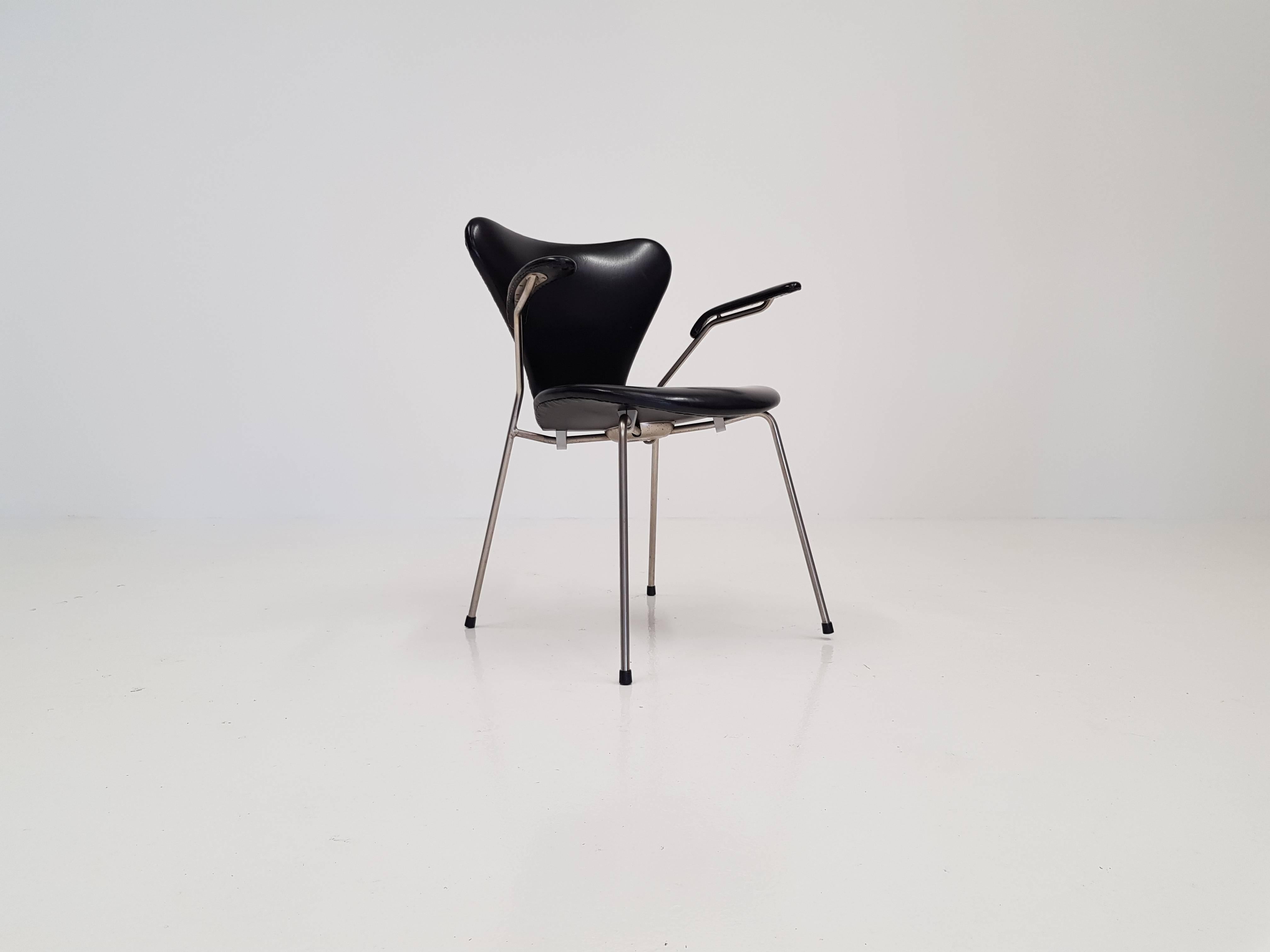 Mid-Century Modern Model 3207 Series 7 Armchair in Faux Leather by Arne Jacobsen for Fritz Hansen, 