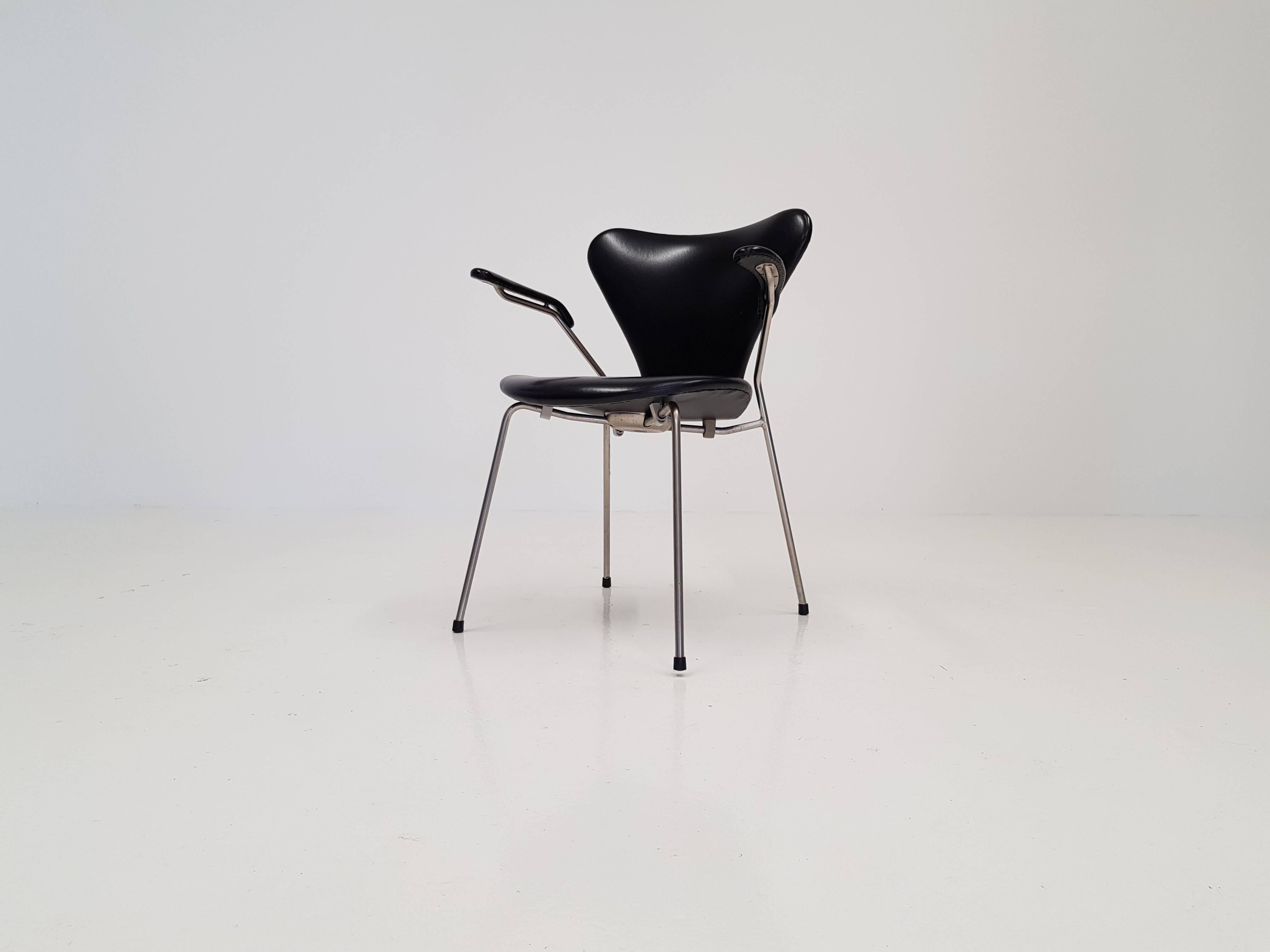 Model 3207 Series 7 Armchair in Faux Leather by Arne Jacobsen for Fritz Hansen,  In Good Condition In London Road, Baldock, Hertfordshire