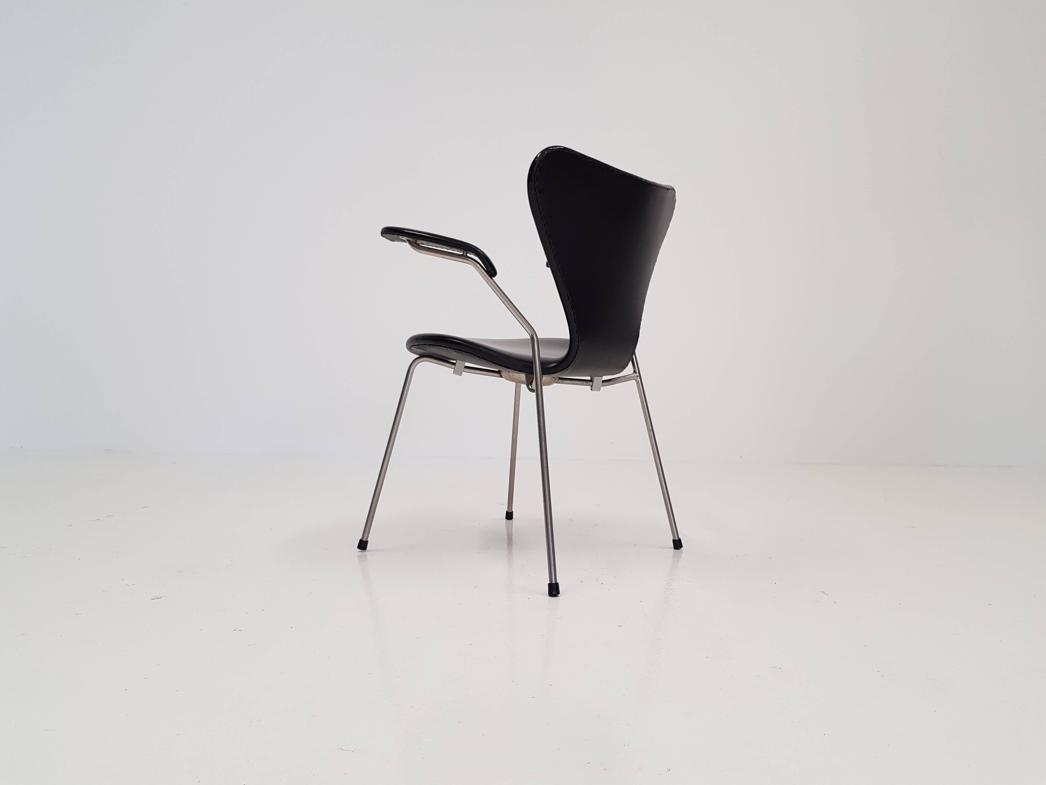 20th Century Model 3207 Series 7 Armchair in Faux Leather by Arne Jacobsen for Fritz Hansen, 
