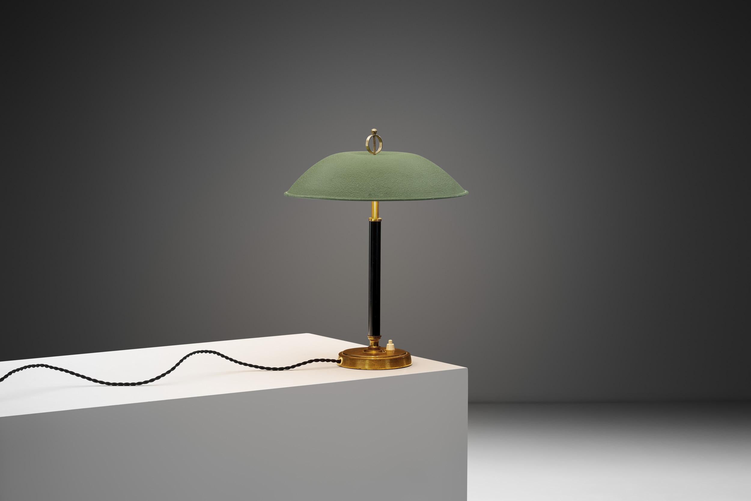 This stylish table lamp is a delightfully distinctive model, with unique details and material choices. Designed by Bertil Brisborg and produced by Nordiska Kompaniet during the beginnings of the mid-century modern movement, this lamp is just as