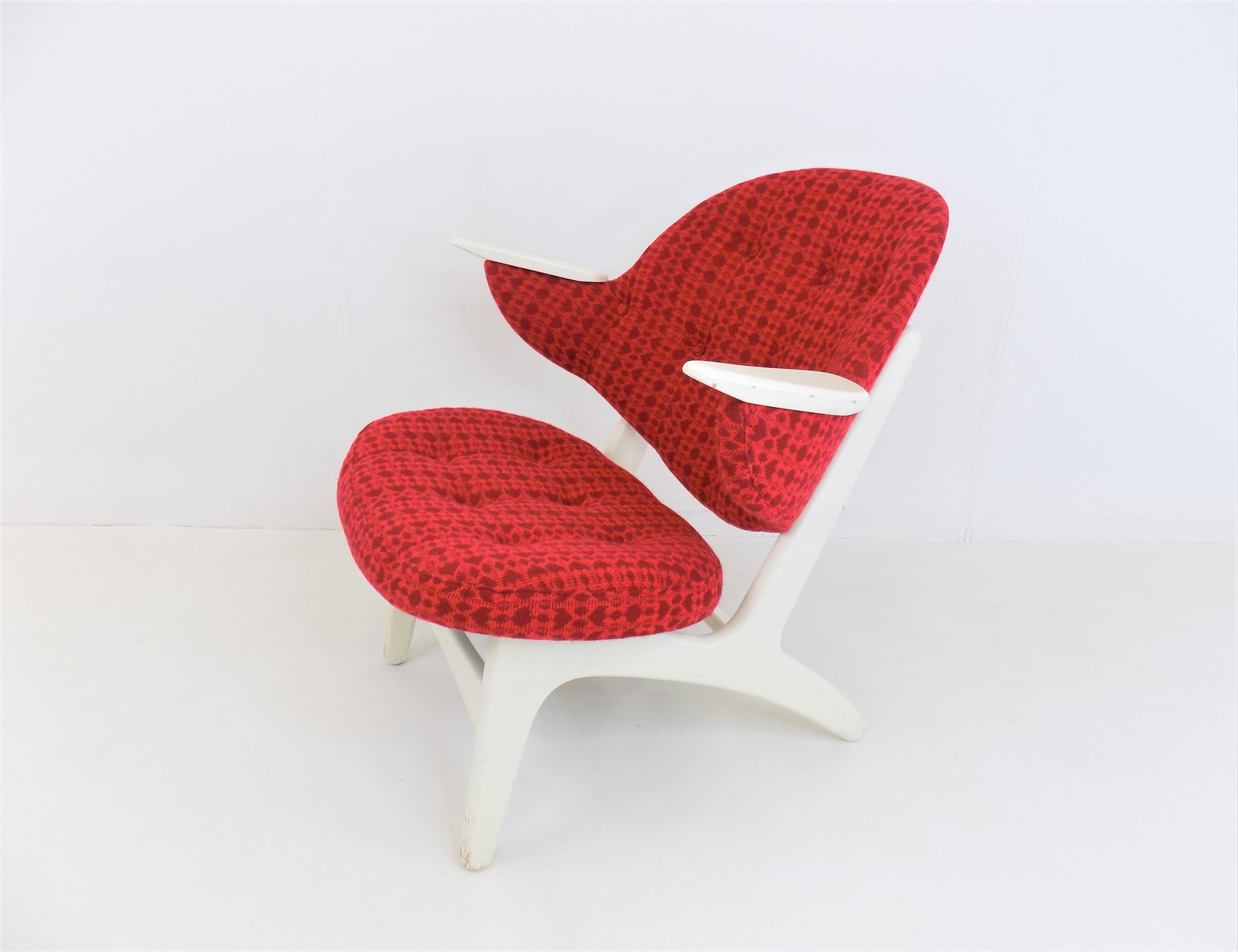 Ce modèle 33 Easy Chair est disponible dans une extraordinaire combinaison de couleurs. Le cadre en bois blanc présente de légers signes d'usure, les coussins d'assise et de dossier, avec le tissu d'origine d'un beau rouge, sont en bon état. Toutes