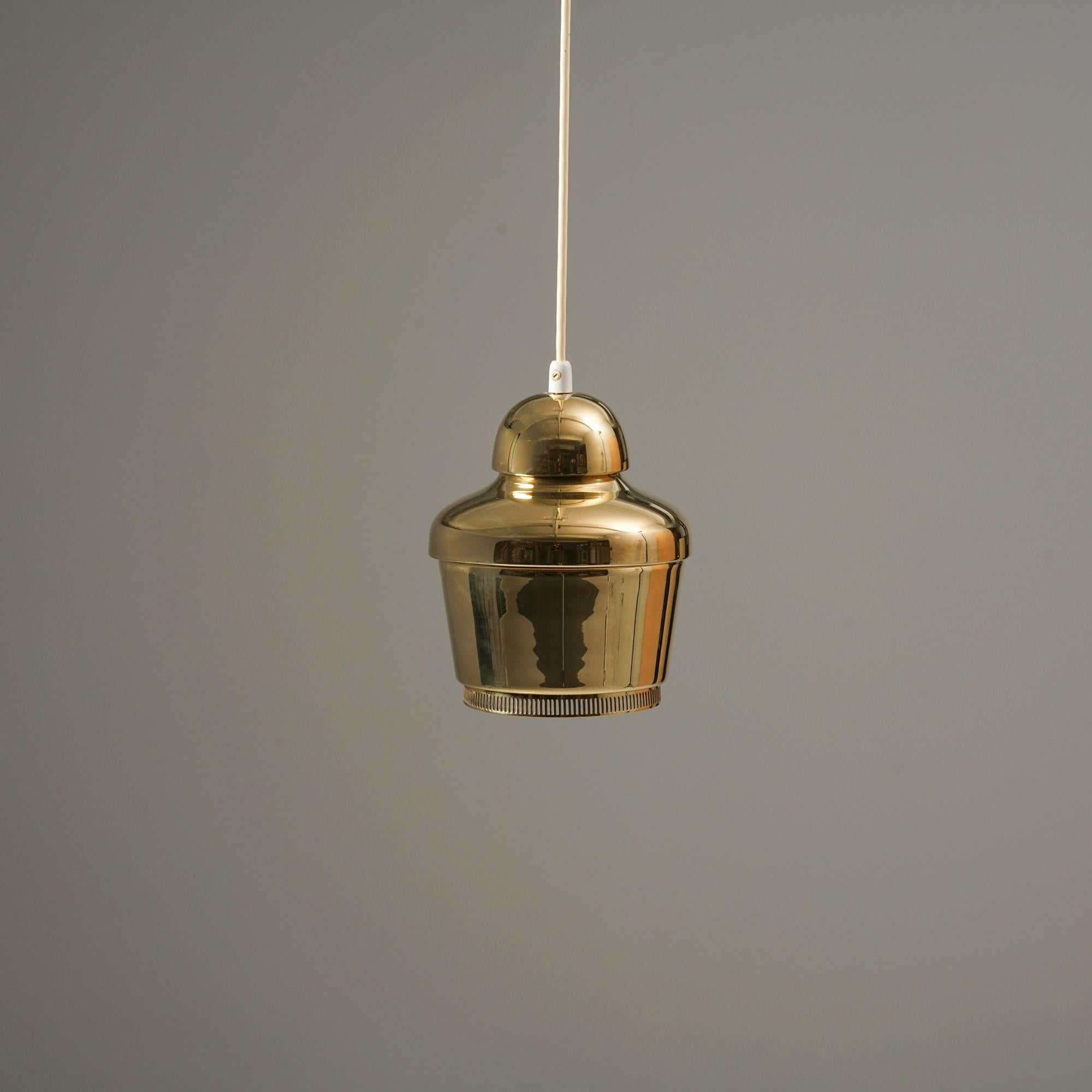 Pendente modello 330, disegnato da Alvar Aalto, prodotto da Valaistustyö, anni '50. Ottone lucido. Contrassegnato. Buone condizioni vintage, lieve patina coerente con l'età e l'uso. 

Alvar Aalto (1898-1976) è probabilmente l'architetto e designer