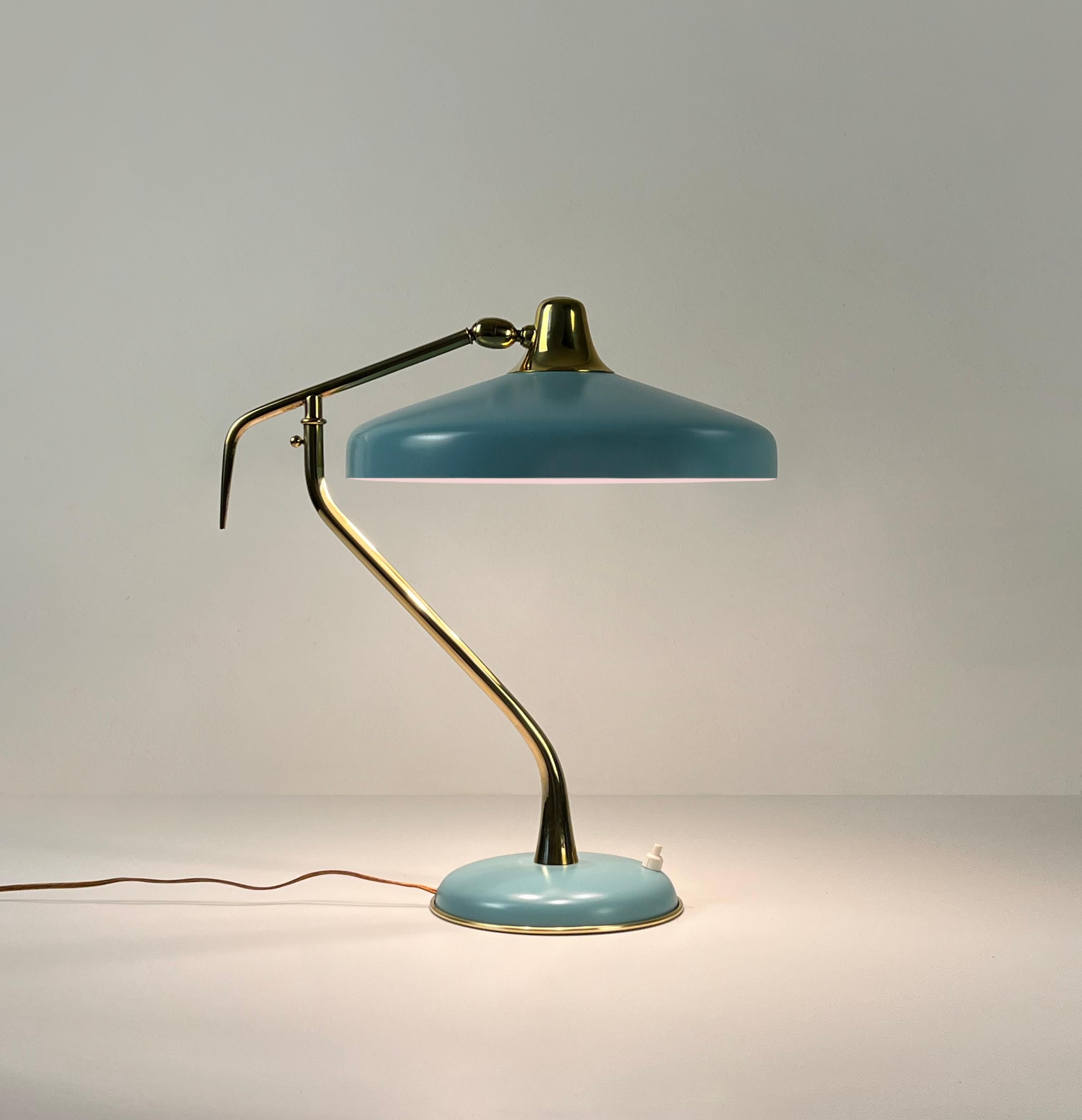 Model 331 table lamp designed by Oscar Torlasco for Lumi Milano, Italy 1950s

Oscar Torlasco's model 331 desk lamp, crafted by Milanese lighting company LUMI, showcases a timeless Italian design using premium materials like brass and aluminum.